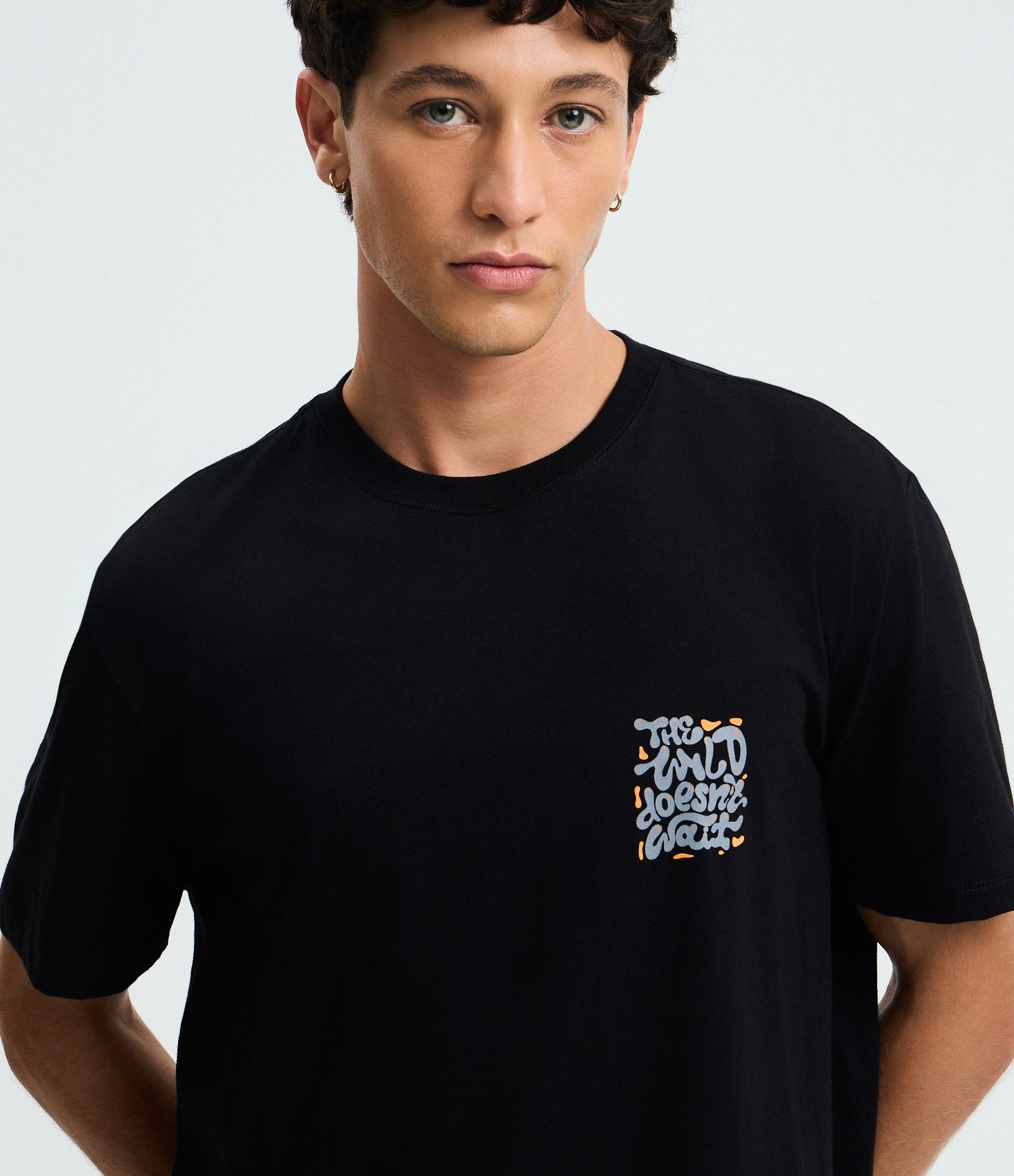 Camiseta Comfort em Algodão com Estampa Psicodélica The Wild Doesn’t Wait Preto 4