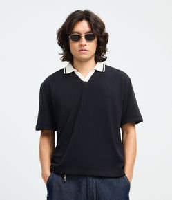Camiseta Boxy em Crepe com Gola Polo Contrastante