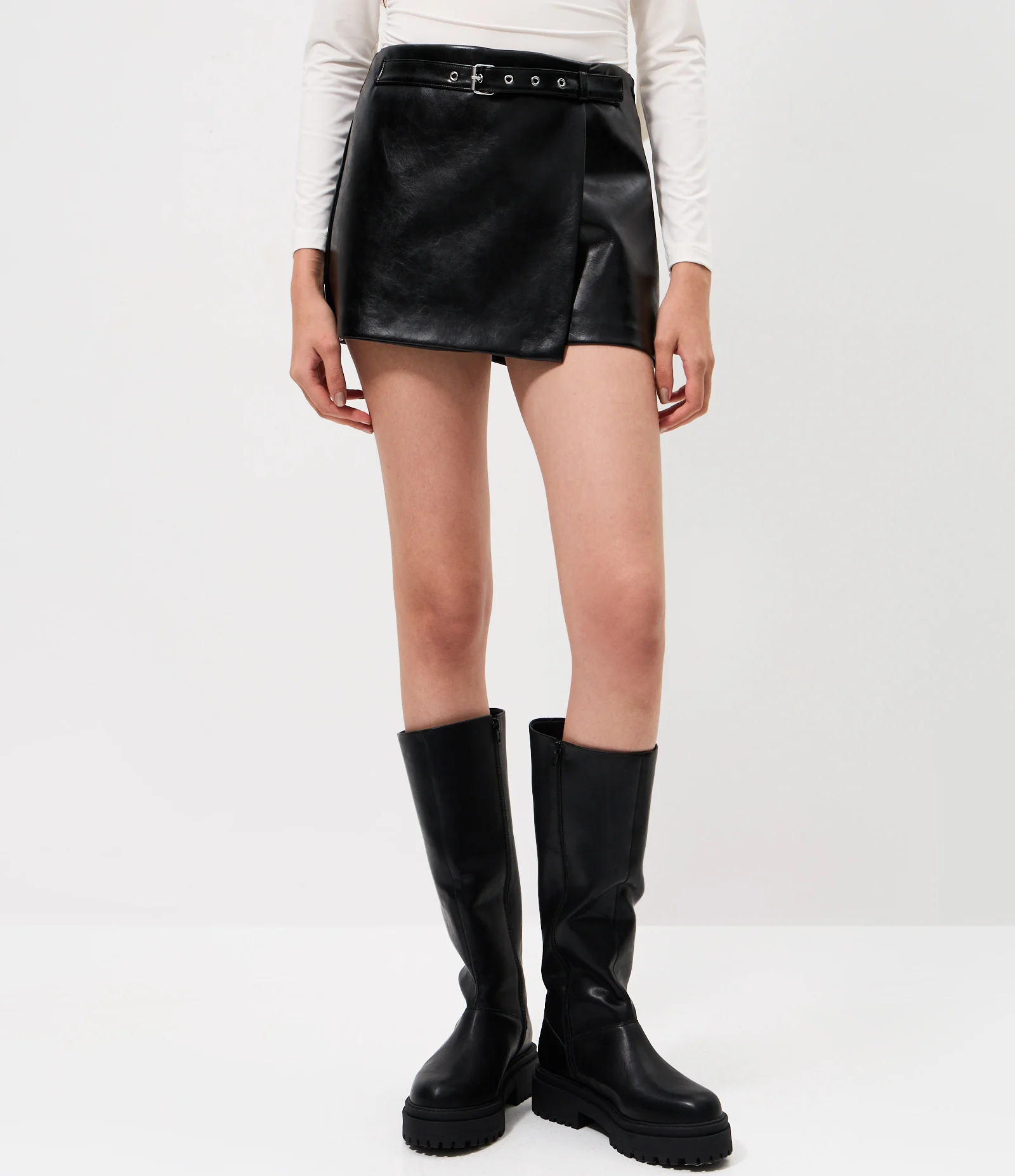 Short Saia em PU com Cinto Preto 2