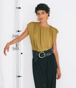 Body em Ribana com Detalhe Drapeado e Ombreiras