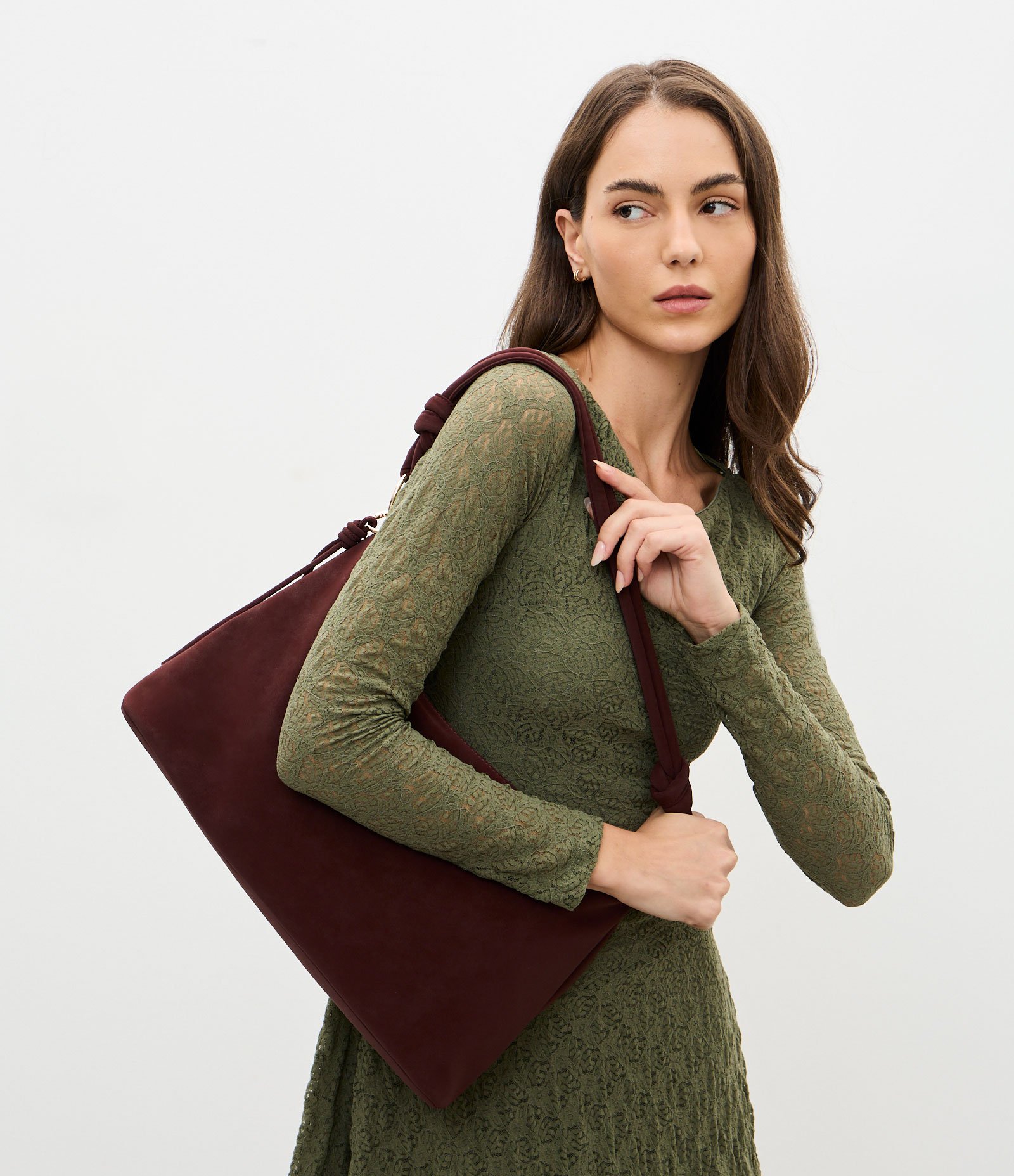 Bolsa Shoulder Grande em Suede com Nó nas Alças Marrom Escuro 8