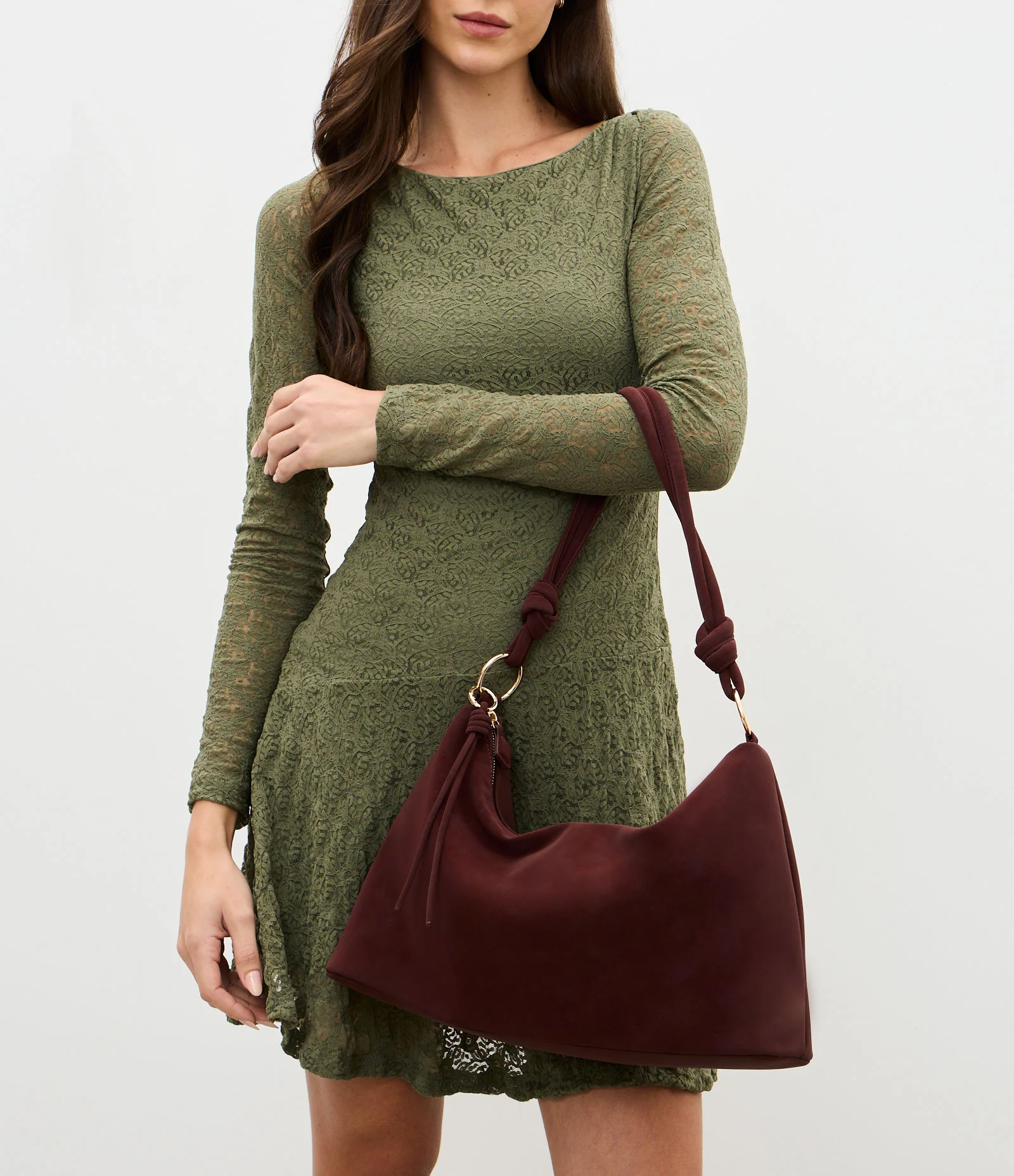 Bolsa Shoulder Grande em Suede com Nó nas Alças Marrom Escuro 1