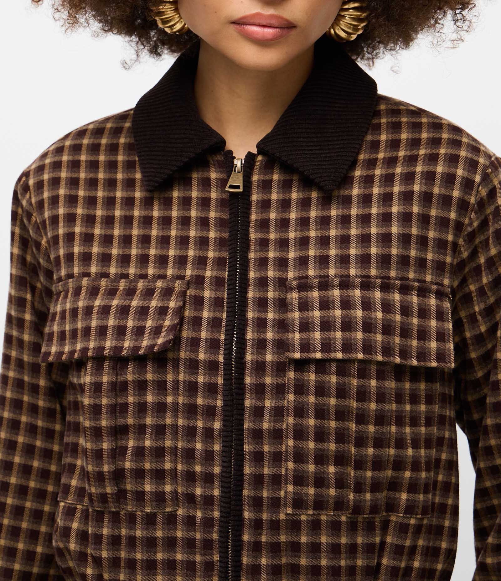 Jaqueta Curta Xadrez em Viscose com Bolsos Frontais Marrom 3