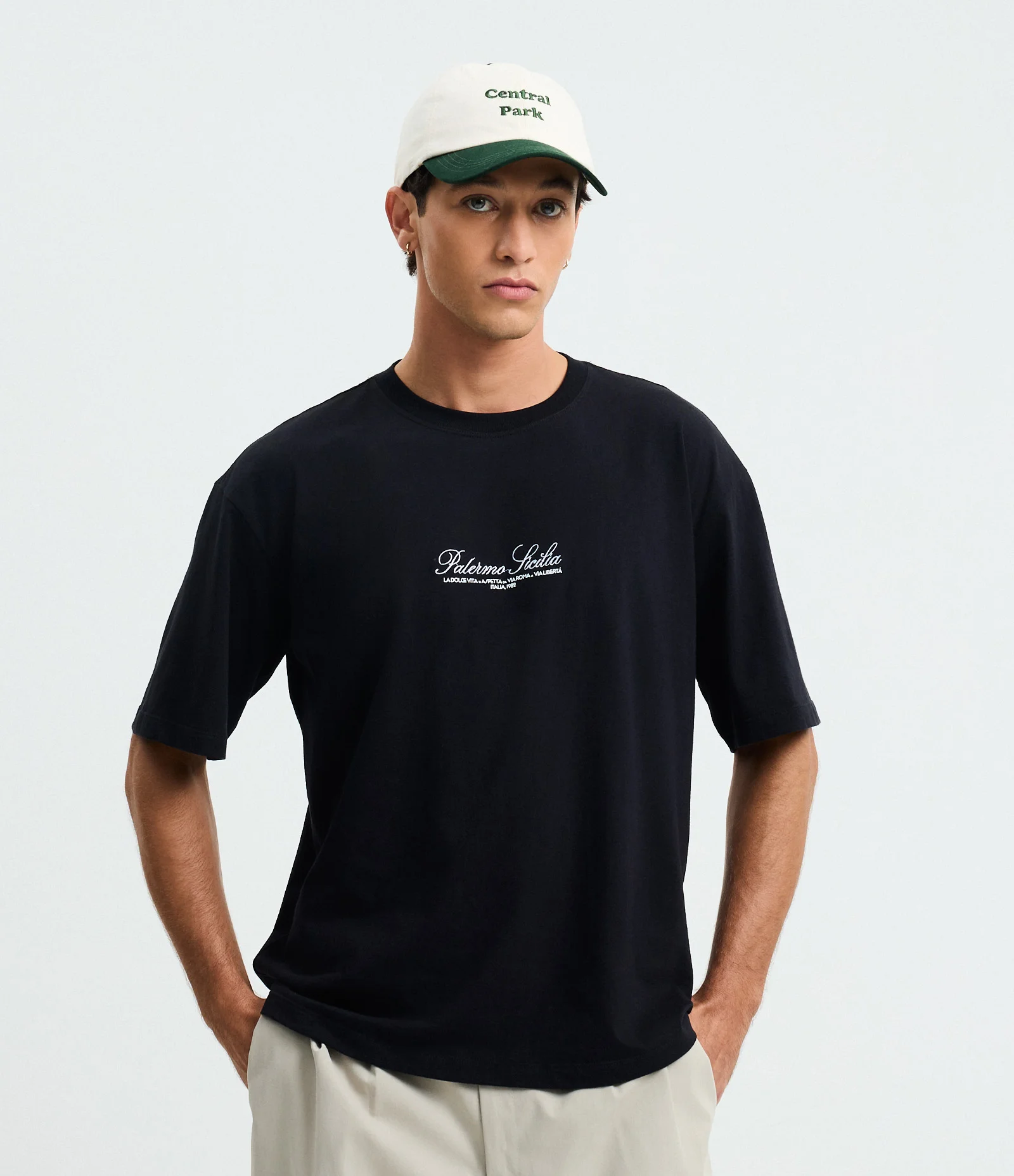 Camiseta Boxy em Algodão com Lettering Bordado Preto 1