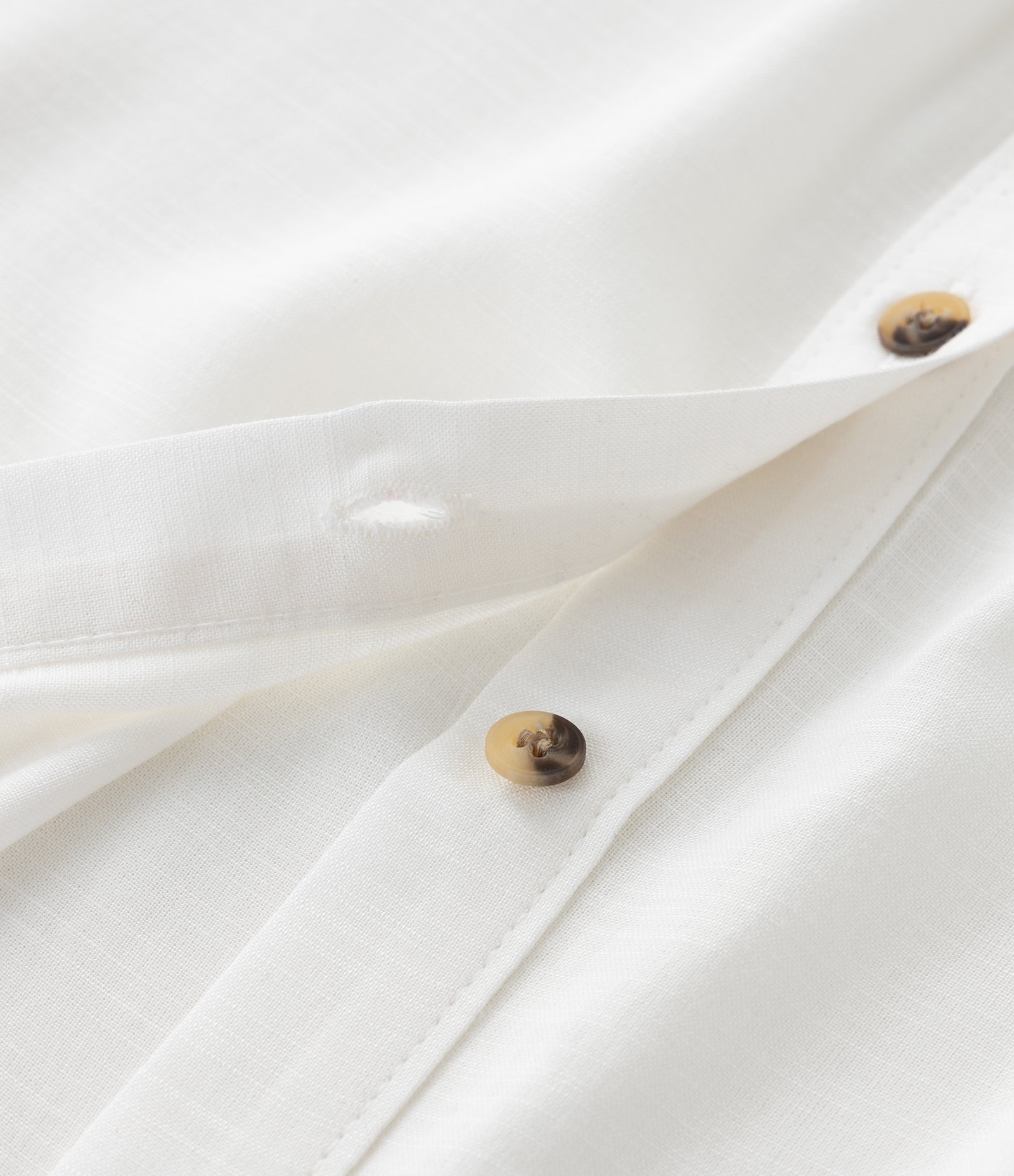 Camisa em Flamê com Pregas e Botões Tartaruga Curve & Plus Size Branco 7