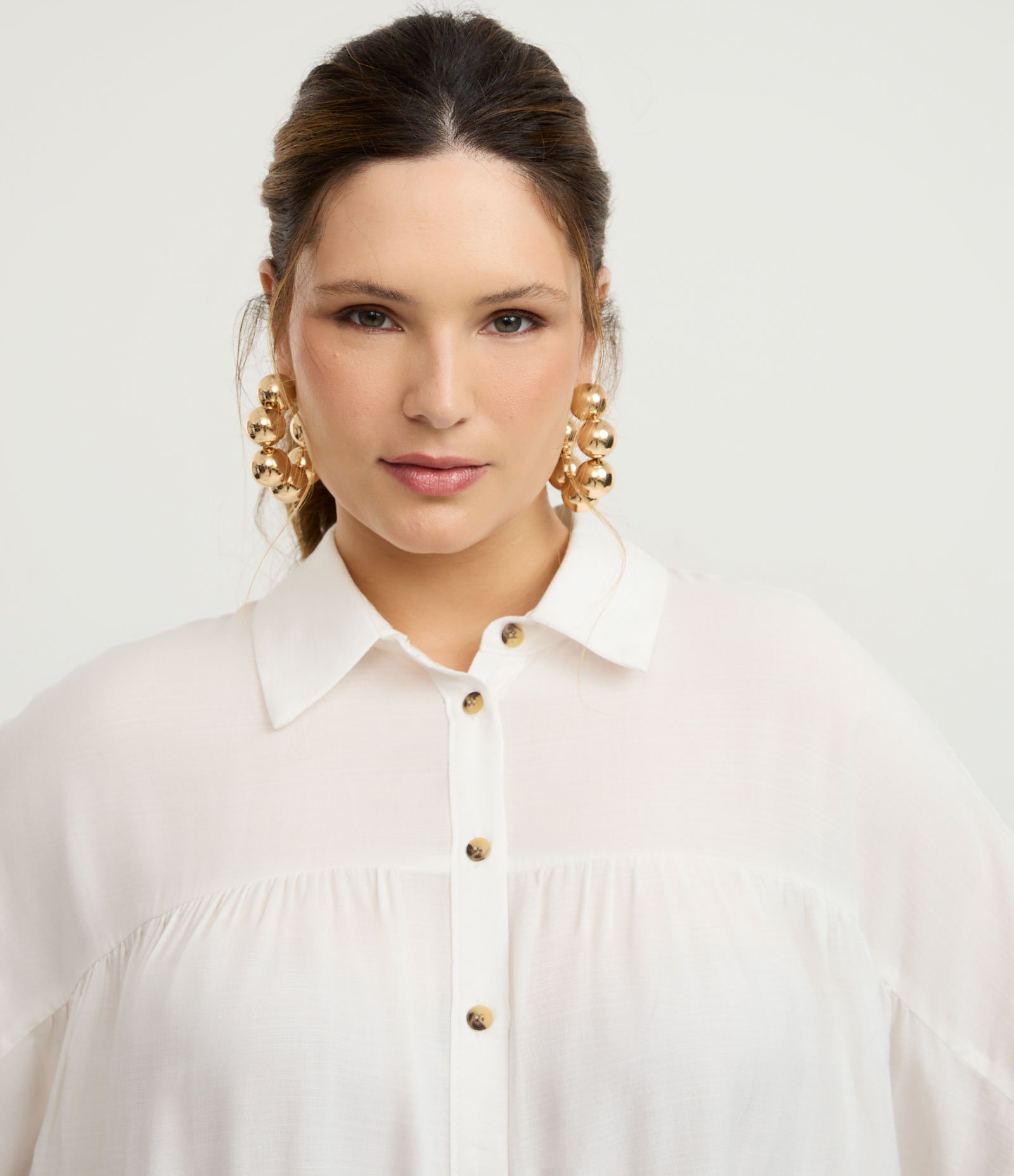 Camisa em Flamê com Pregas e Botões Tartaruga Curve & Plus Size Branco 2