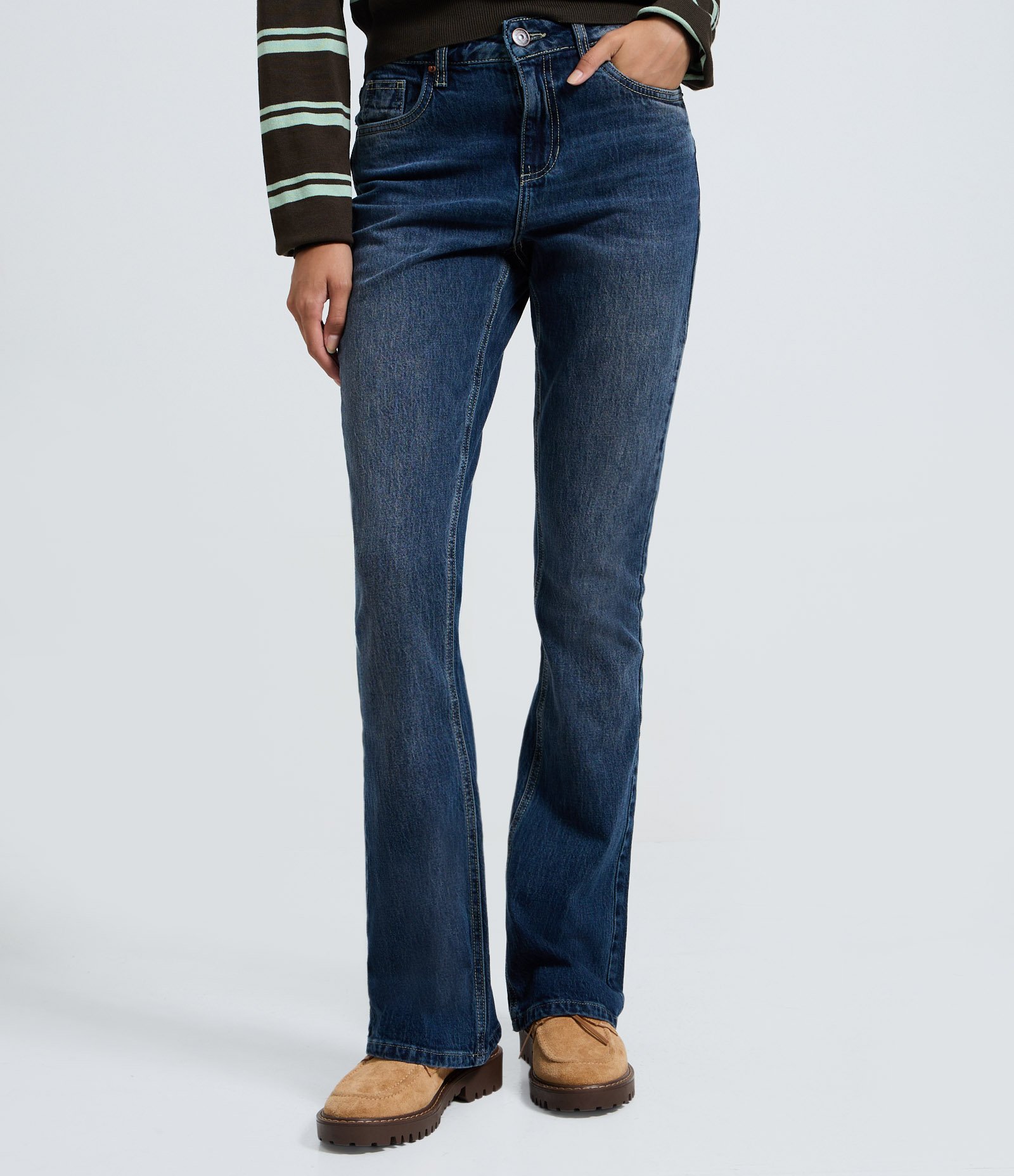 Calça Flare em Jeans com Cintura Média Five Pockets Azul Escuro 3