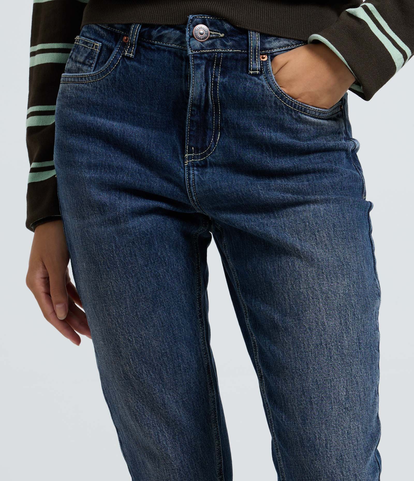 Calça Flare em Jeans com Cintura Média Five Pockets Azul Escuro 4