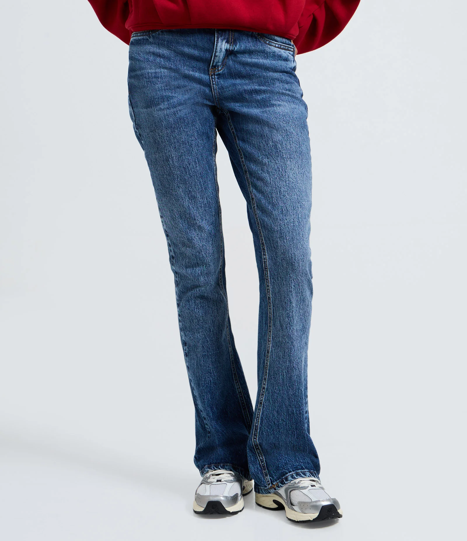 Calça Flare em Jeans com Cintura Média Five Pockets Azul 3