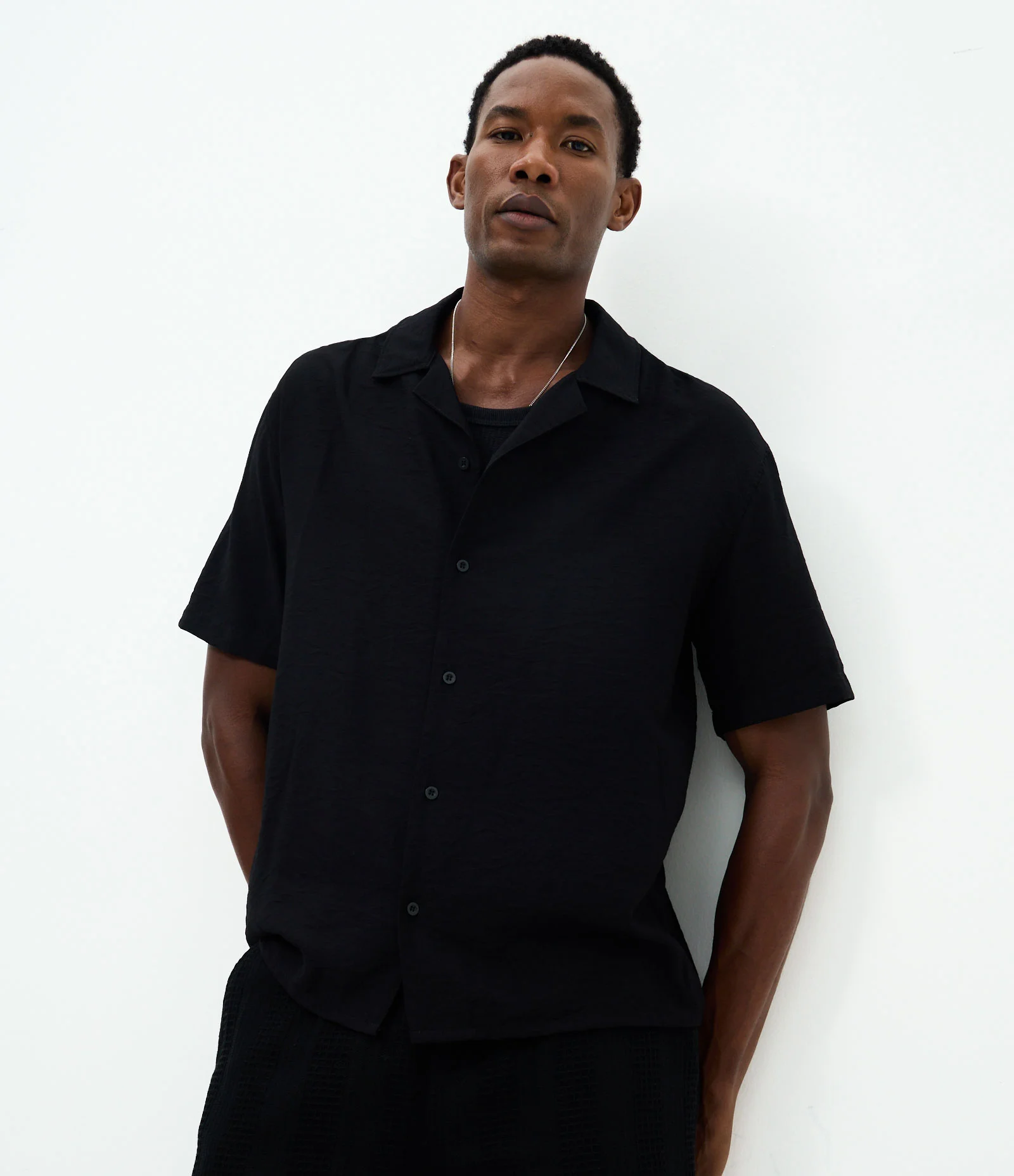 Camisa Boxy em Viscose Texturizado e Gola Bowling Preto 1