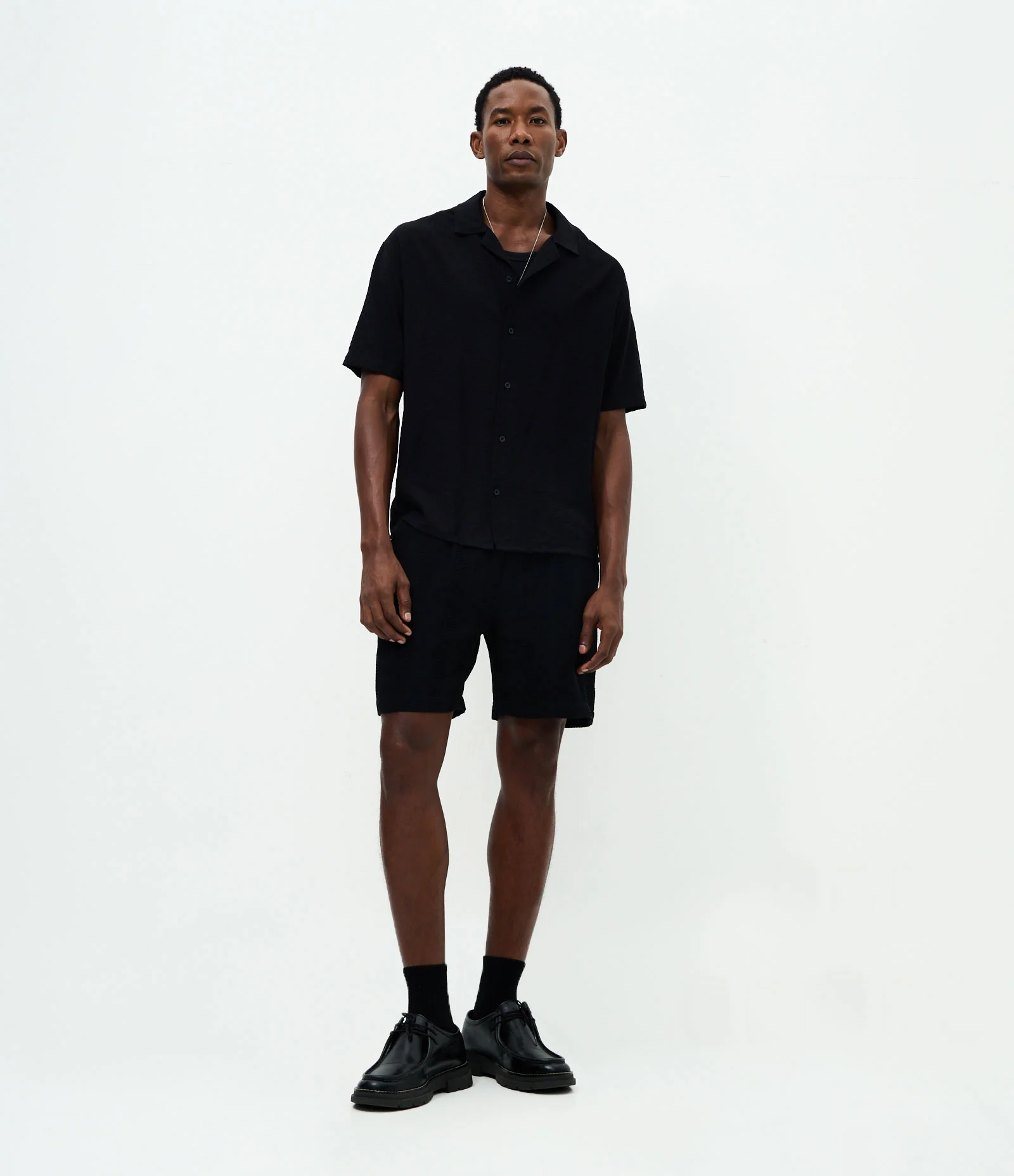 Camisa Boxy em Viscose Texturizado e Gola Bowling Preto 2