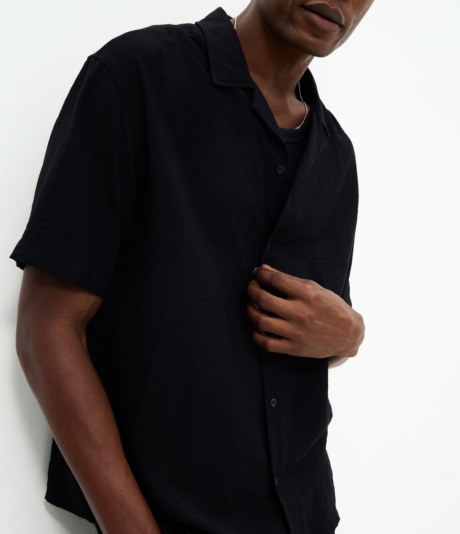 Camisa Boxy em Viscose Texturizado e Gola Bowling Preto 3