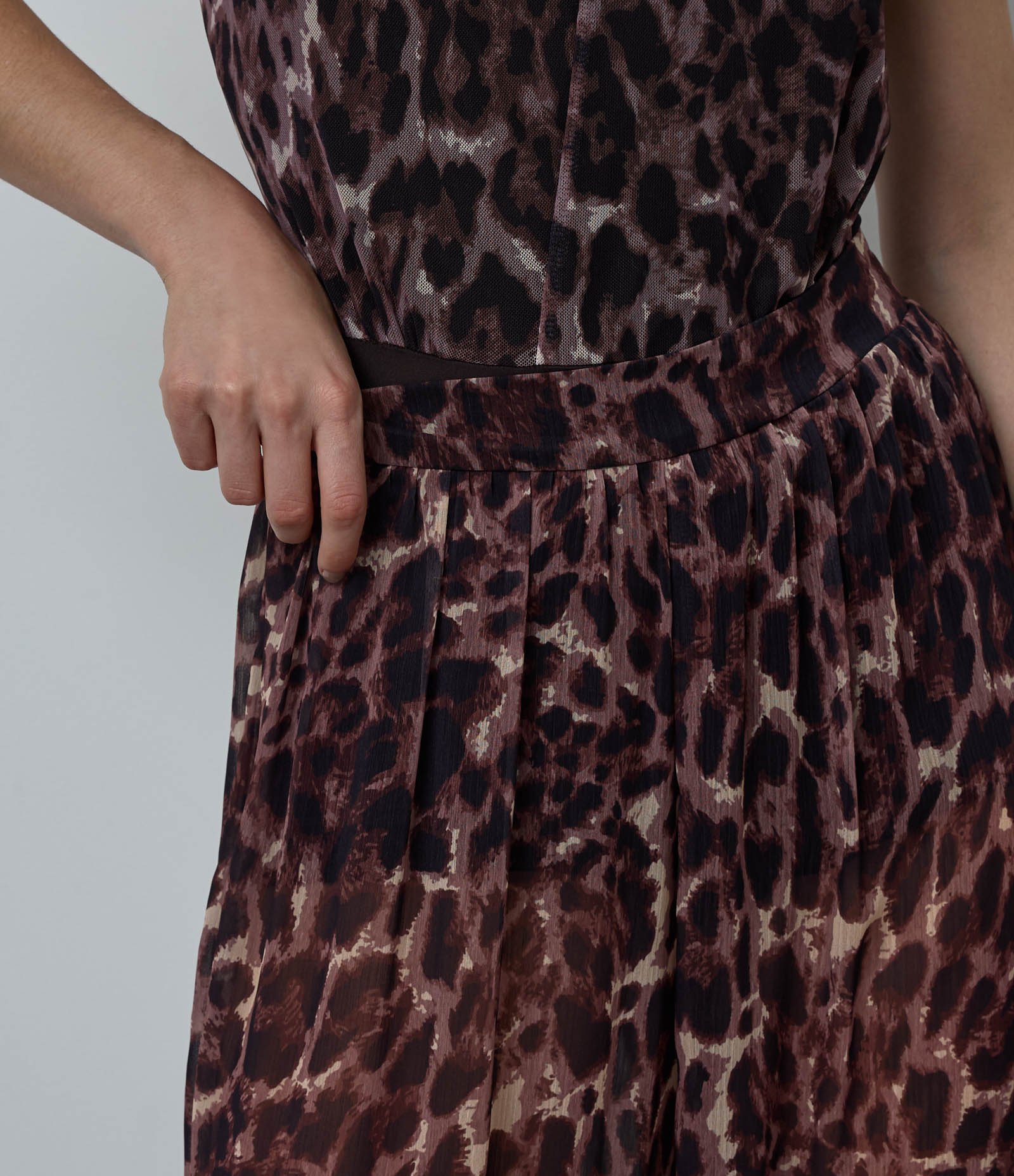 Calça Aladim em Chiffon Animal Print Marrom 3