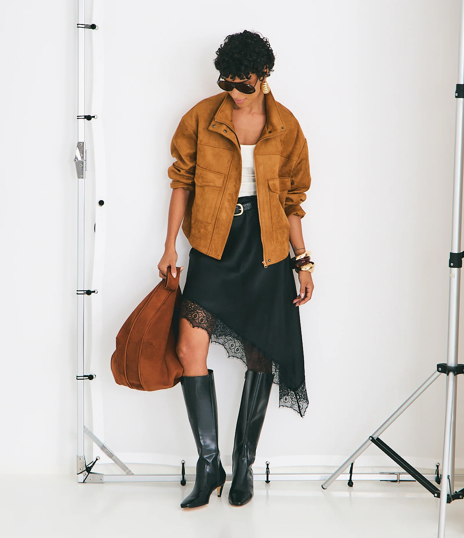 Saia Curta em Cetim com Barra Assimétrica e Detalhes em Renda Preto 1