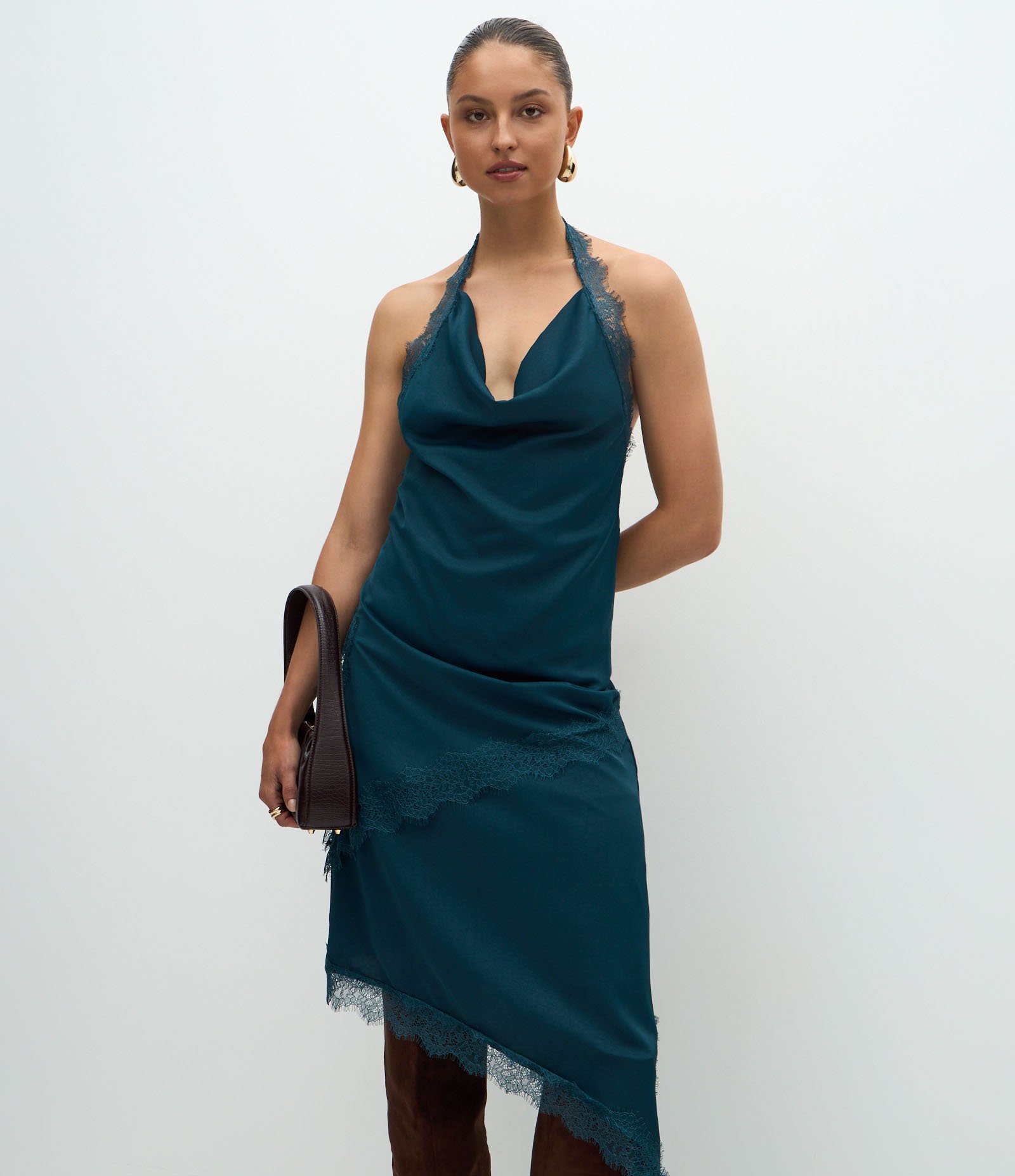 Saia Midi Acetinada com Barra Assimétrica e Renda Aplicada Azul 2