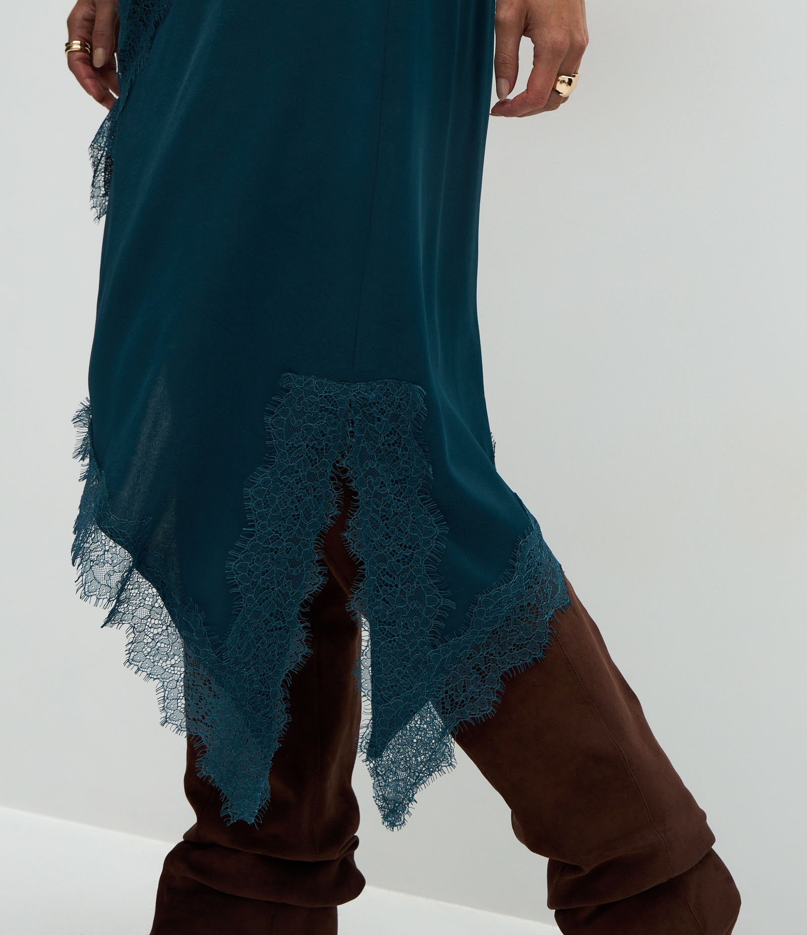 Saia Midi Acetinada com Barra Assimétrica e Renda Aplicada Azul 3