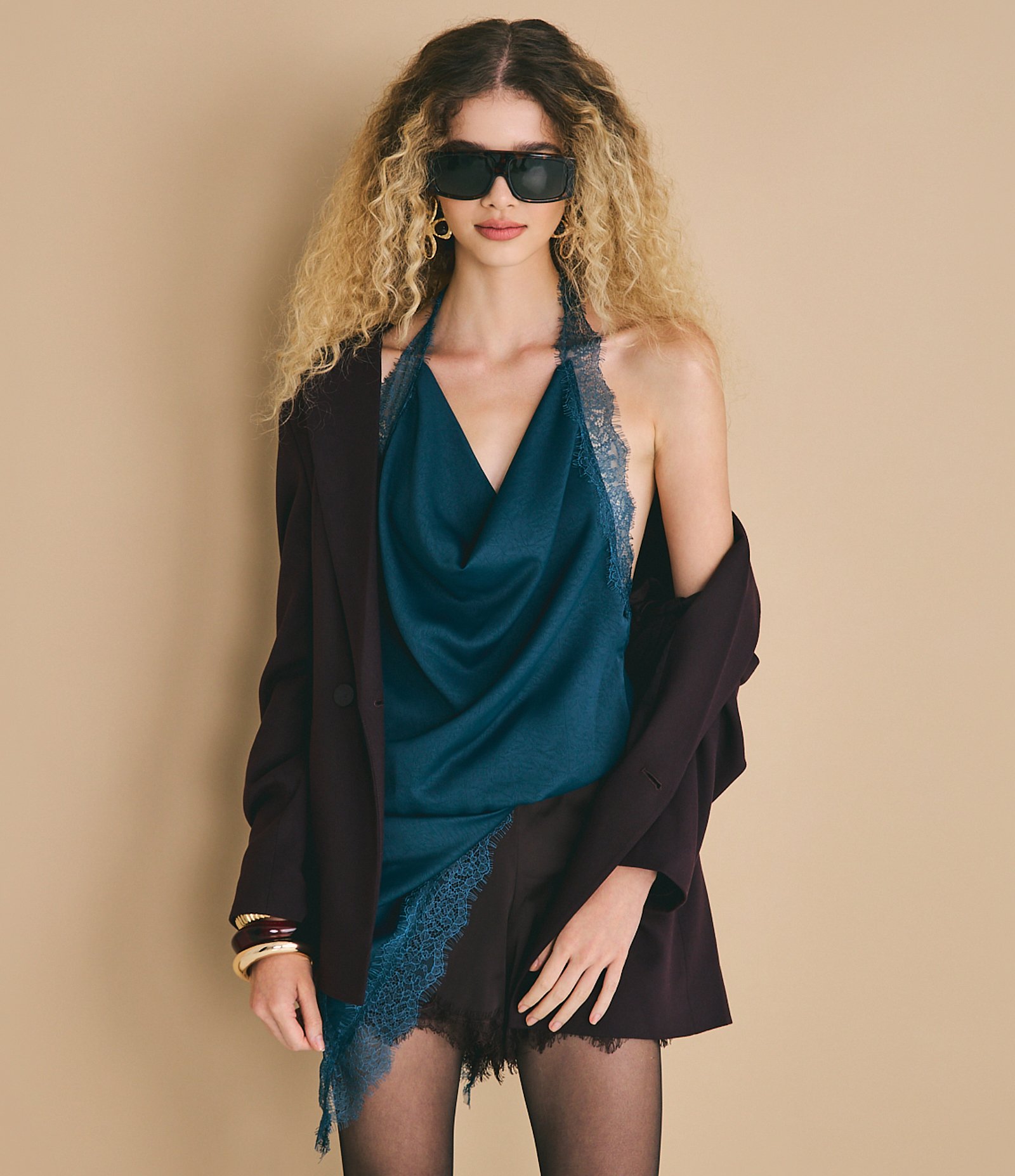 Blusa Frente Única em Cetim com Decote Degagê e Renda na Barra Verde 1