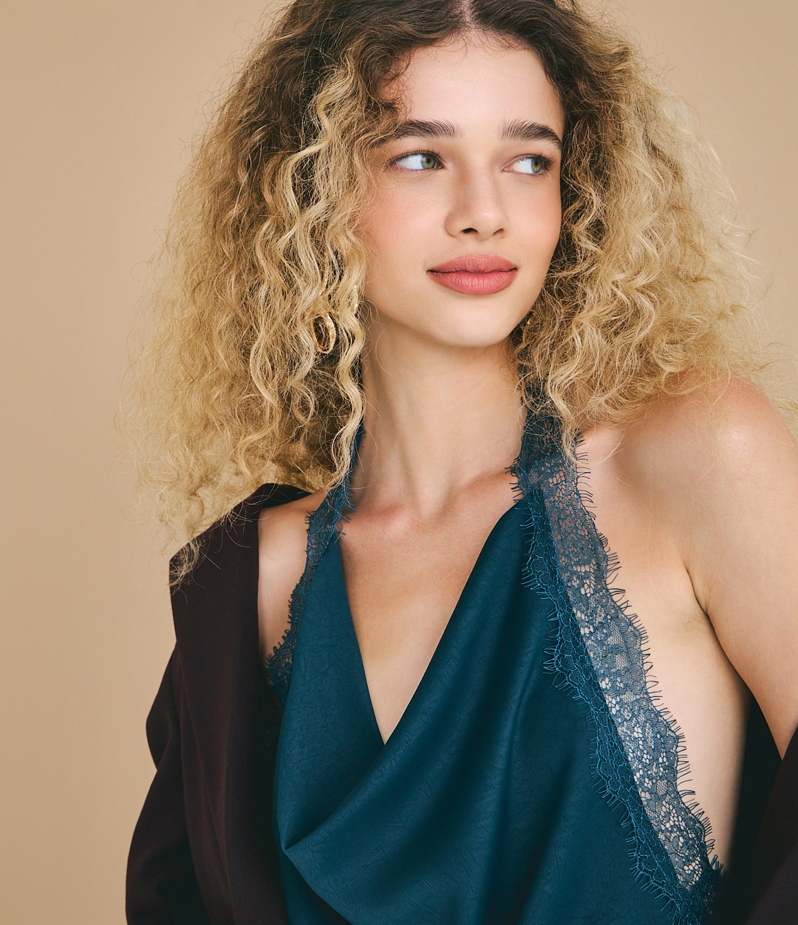 Blusa Frente Única em Cetim com Decote Degagê e Renda na Barra Verde 2