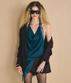 Blusa Frente Única em Cetim com Decote Degagê e Renda na Barra