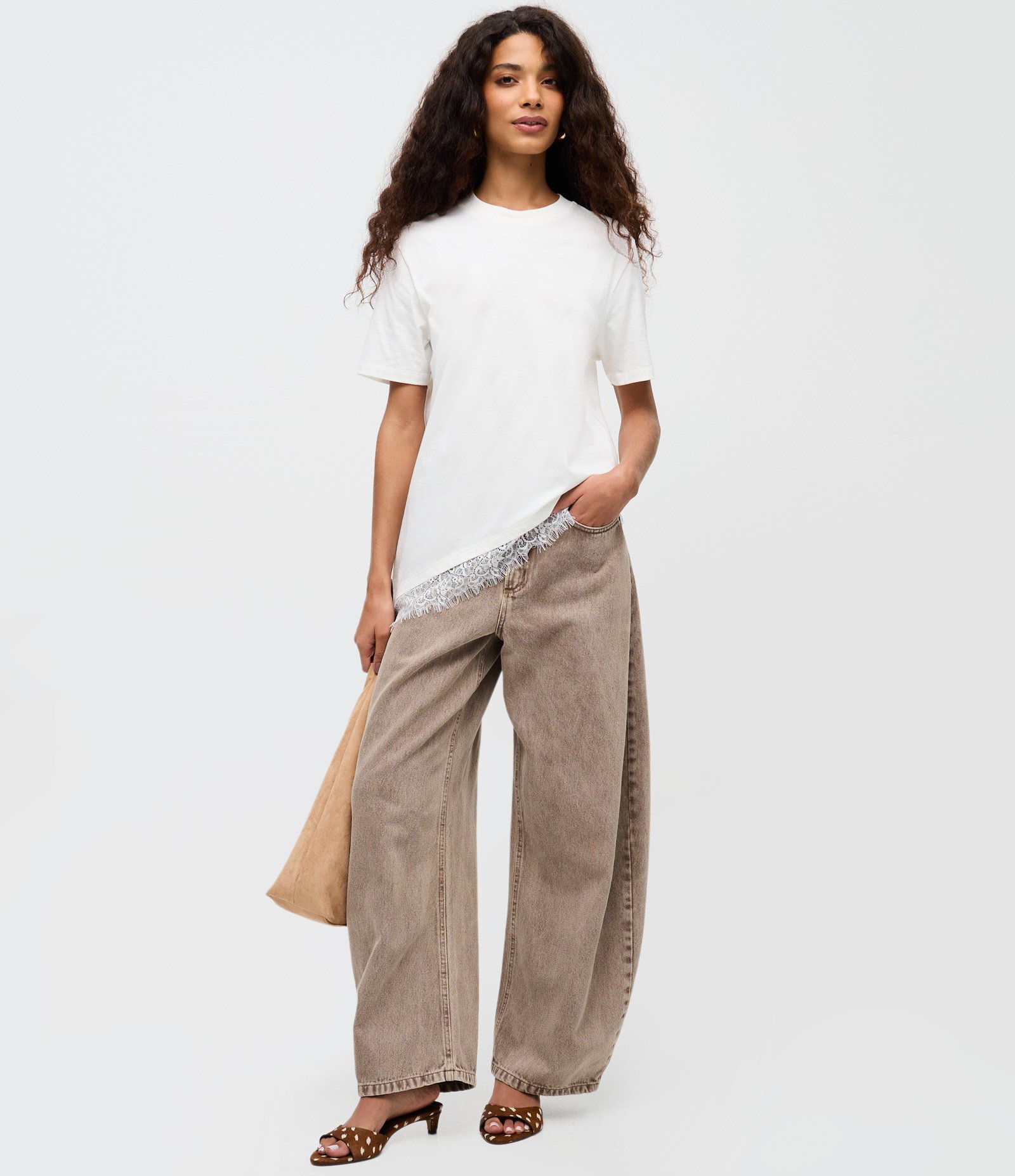 Camiseta Alongada com Barra Assimétrica em Renda Branco 2