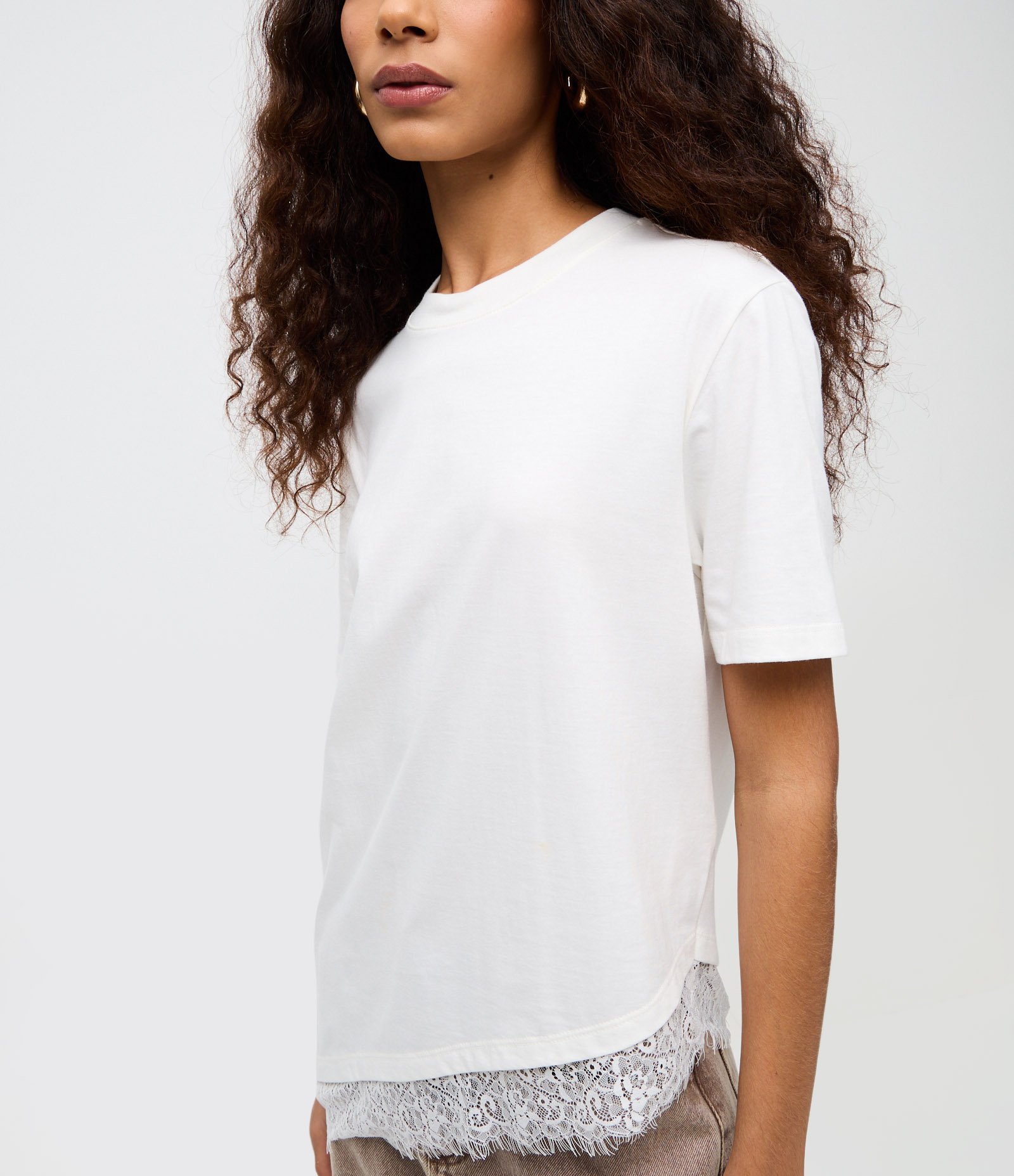 Camiseta Alongada com Barra Assimétrica em Renda Branco 3