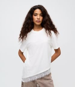 Camiseta Alongada com Barra Assimétrica em Renda
