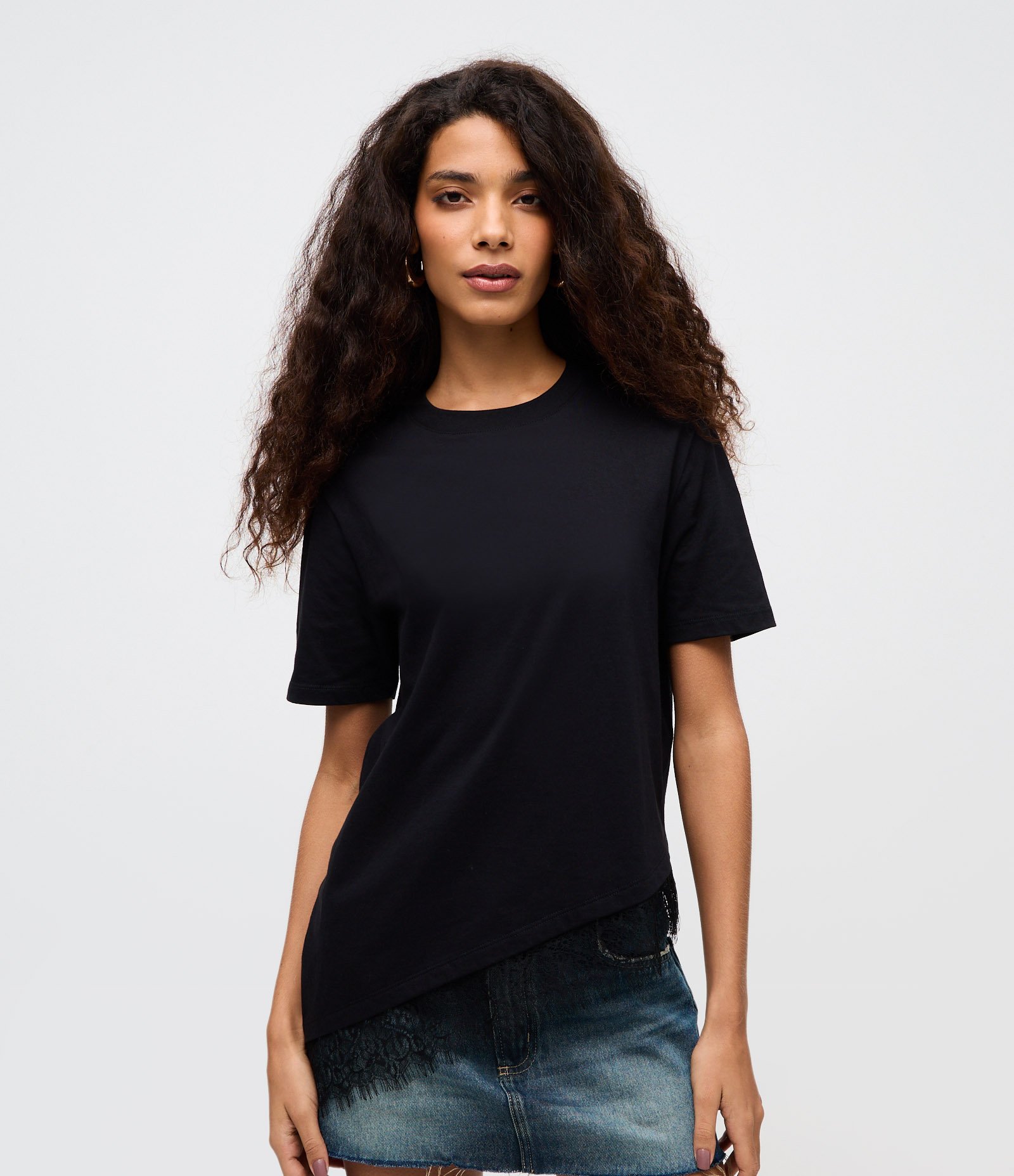 Camiseta Alongada com Barra Assimétrica em Renda Preto 1