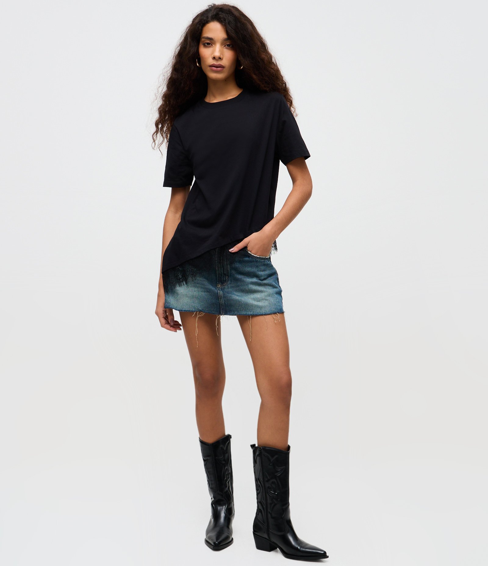 Camiseta Alongada com Barra Assimétrica em Renda Preto 2