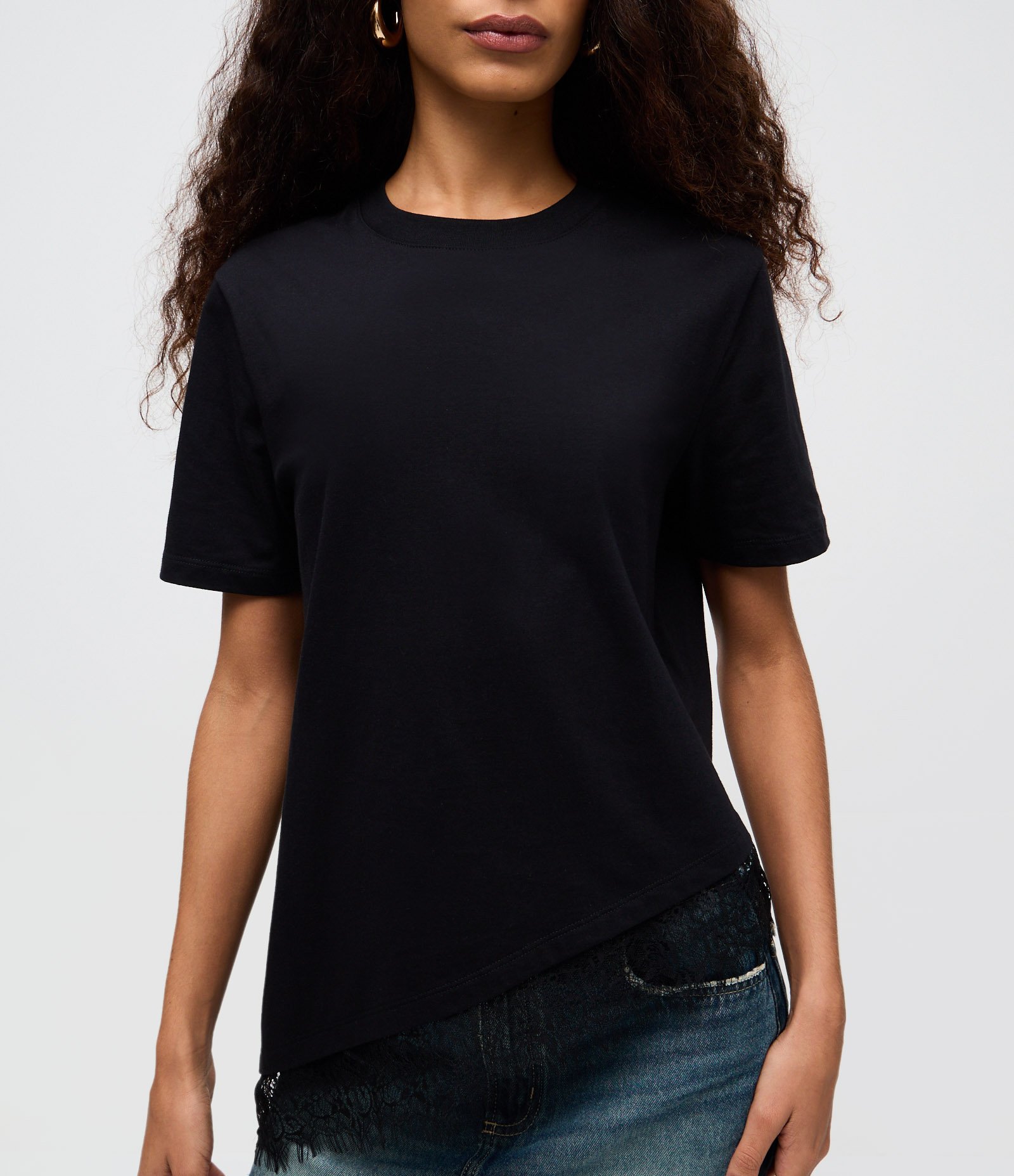 Camiseta Alongada com Barra Assimétrica em Renda Preto 3