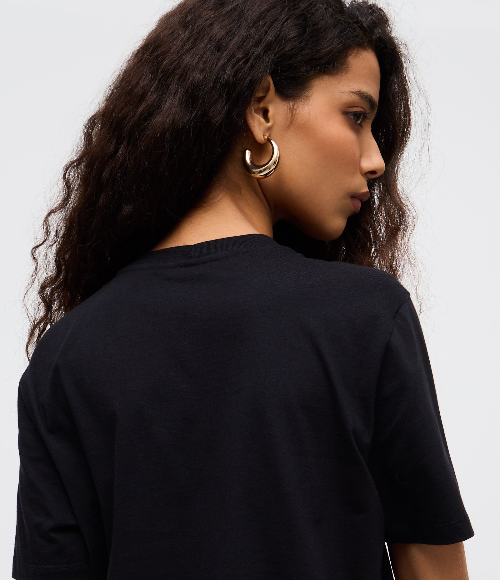 Camiseta Alongada com Barra Assimétrica em Renda Preto 4