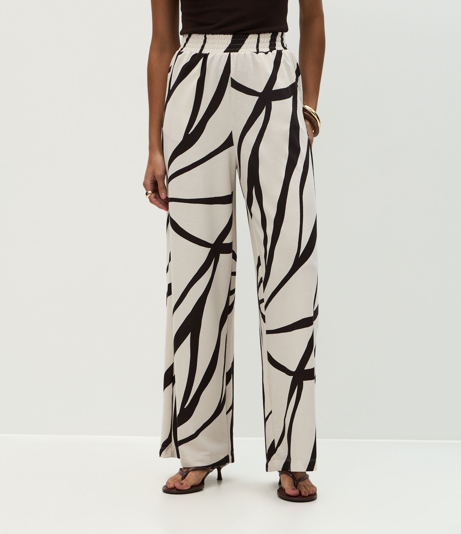 Calça Reta Comprida com Estampa Abstrata Branco/Preto 3
