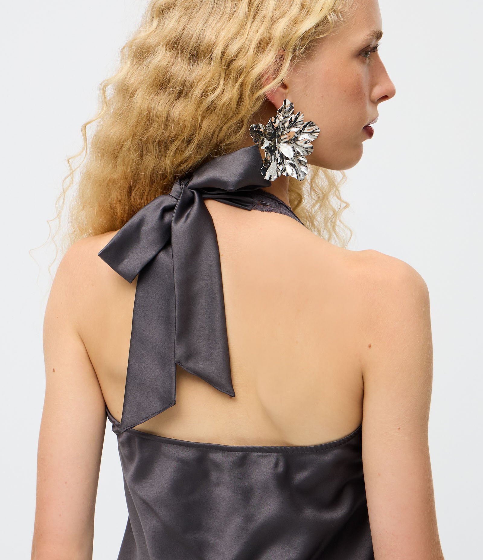 Blusa Frente Única Acetinada com Renda Cinza 4