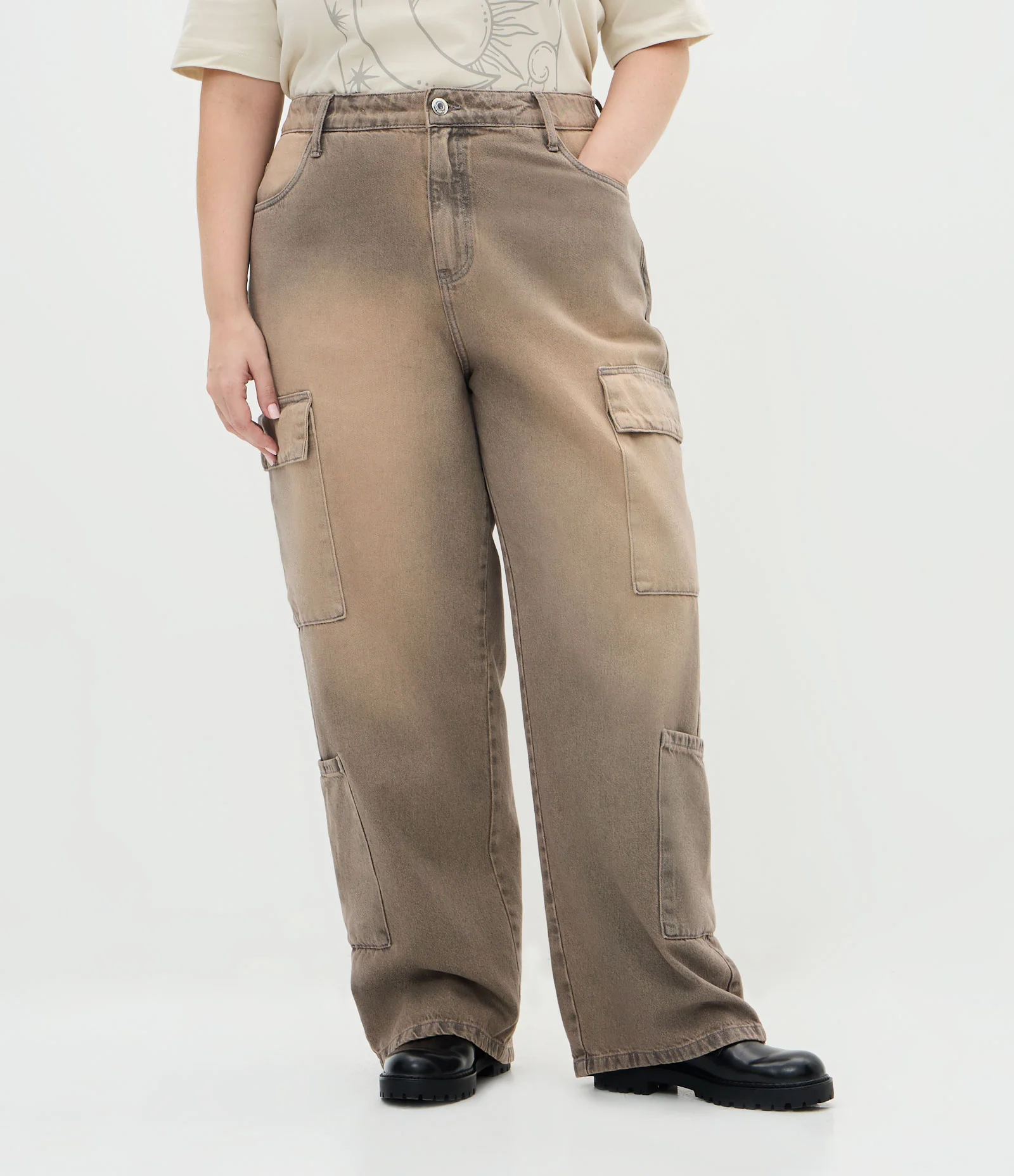 Calça Wide em Jeans com Bolsos Cargo Curve & Plus Size Marrom 2