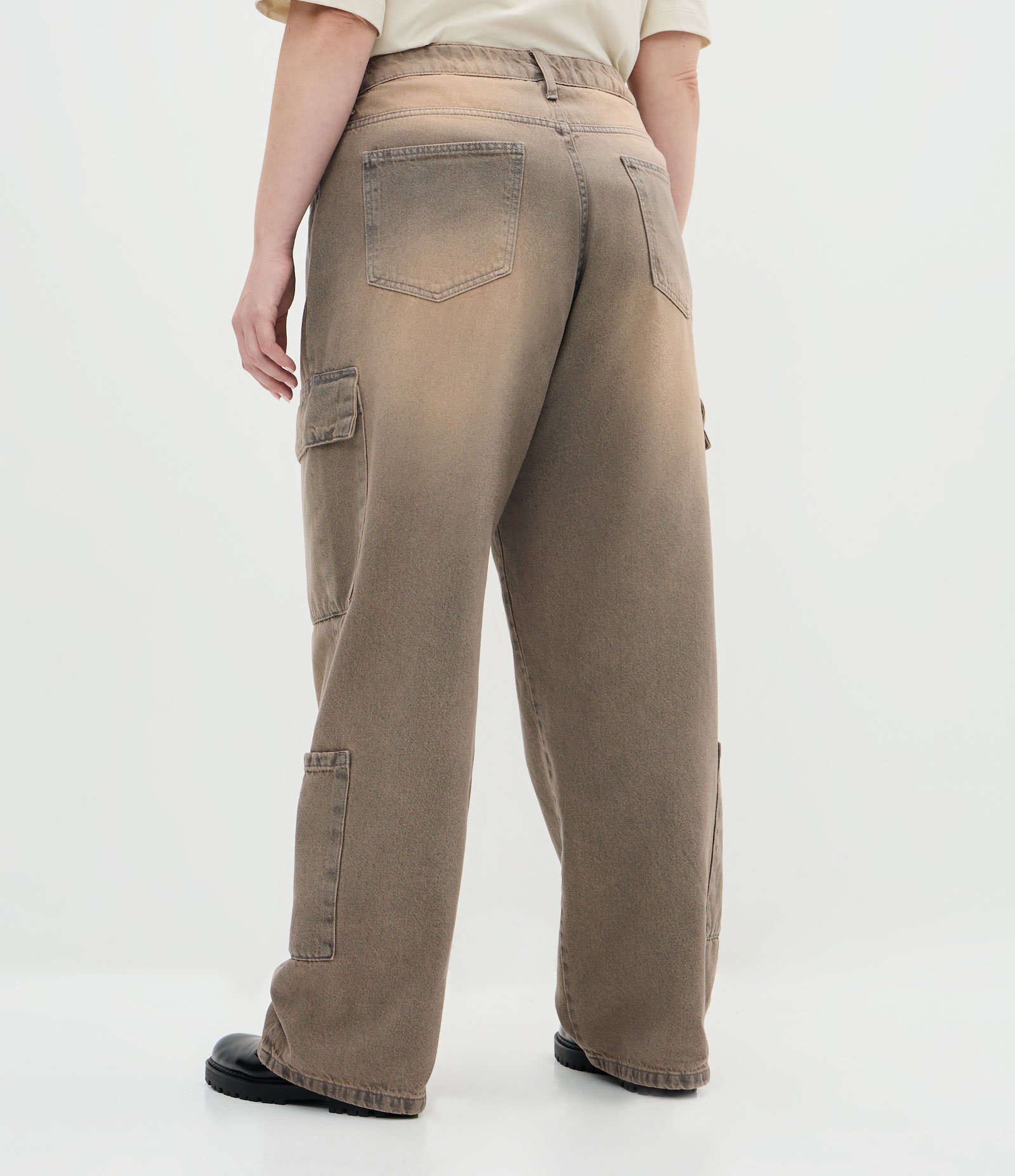 Calça Wide em Jeans com Bolsos Cargo Curve & Plus Size Marrom 5