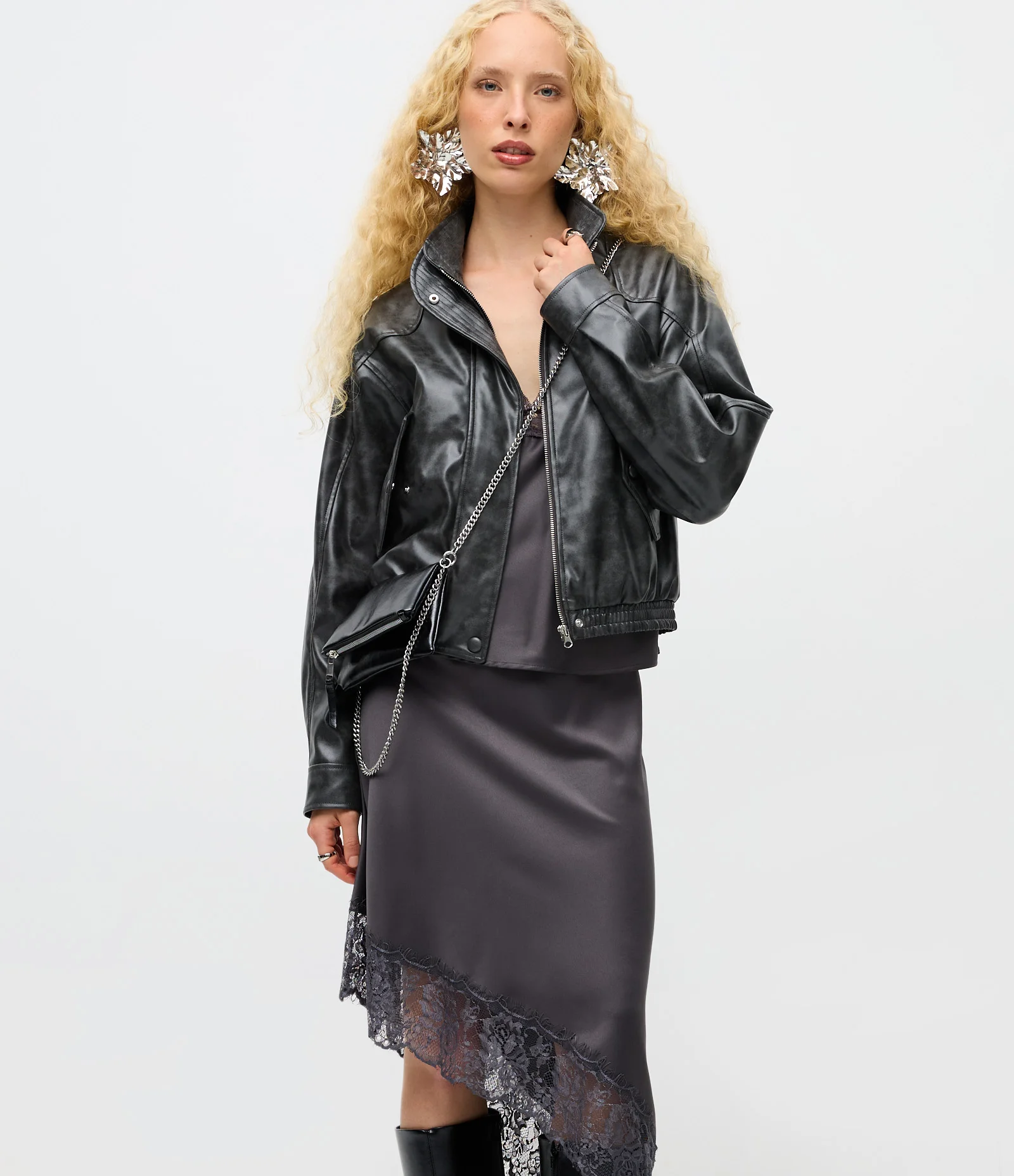 Saia Acetinada Assimétrica com Renda na Barra Cinza 2