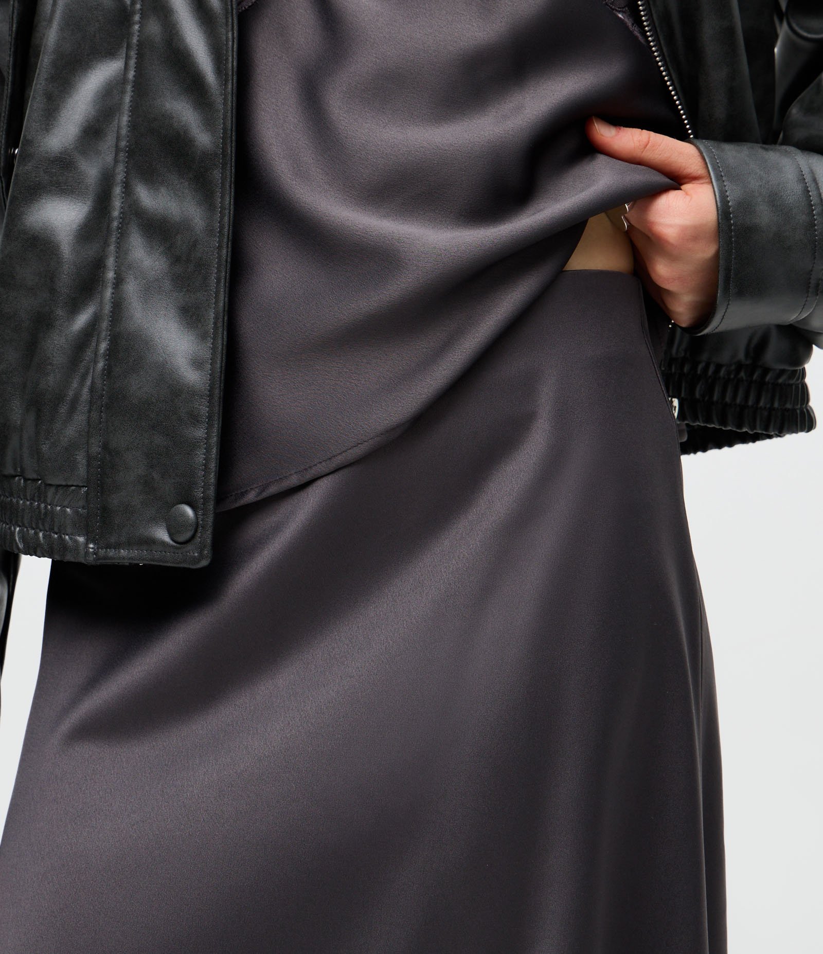 Saia Acetinada Assimétrica com Renda na Barra Cinza 4