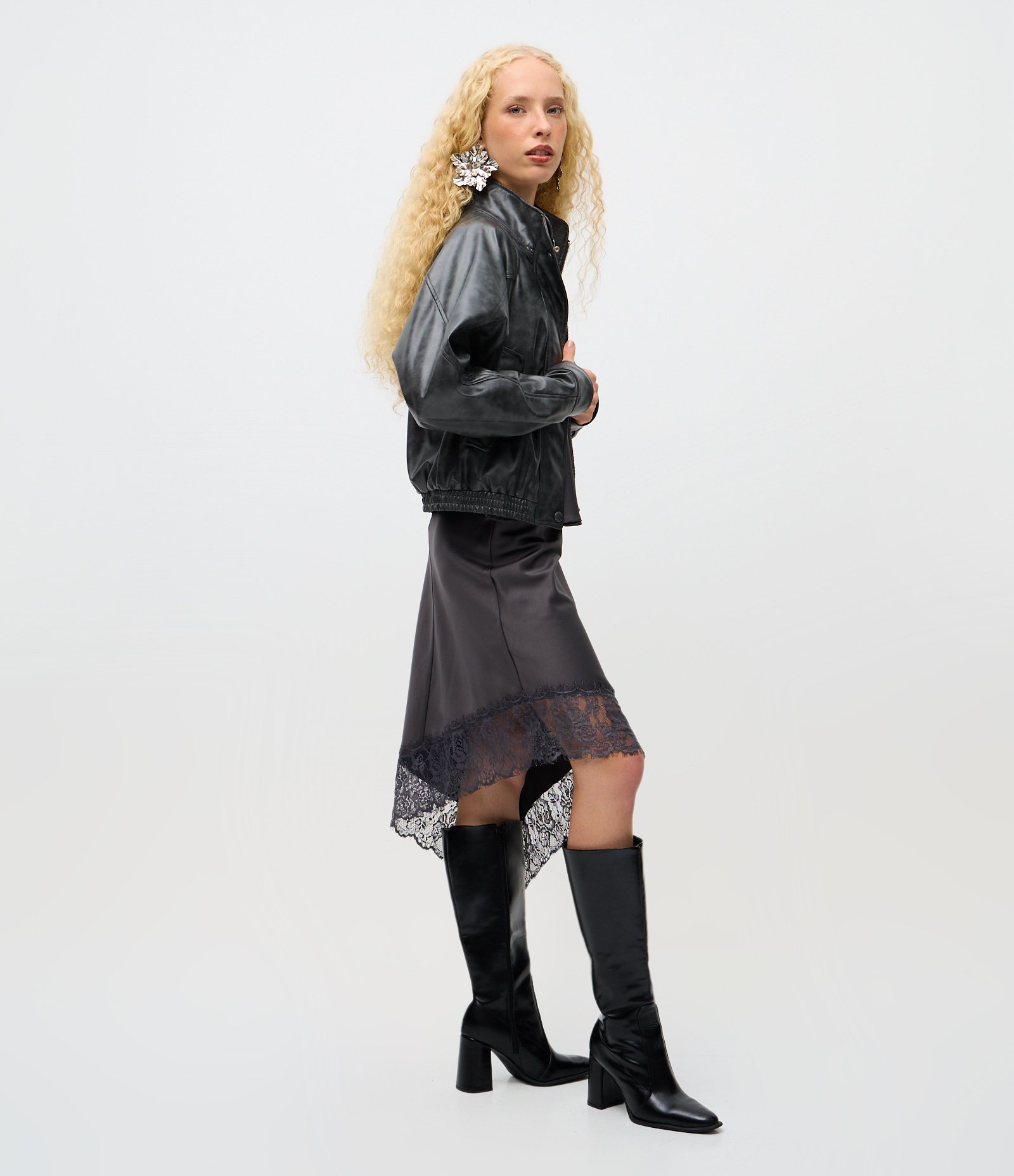 Saia Acetinada Assimétrica com Renda na Barra Cinza 5