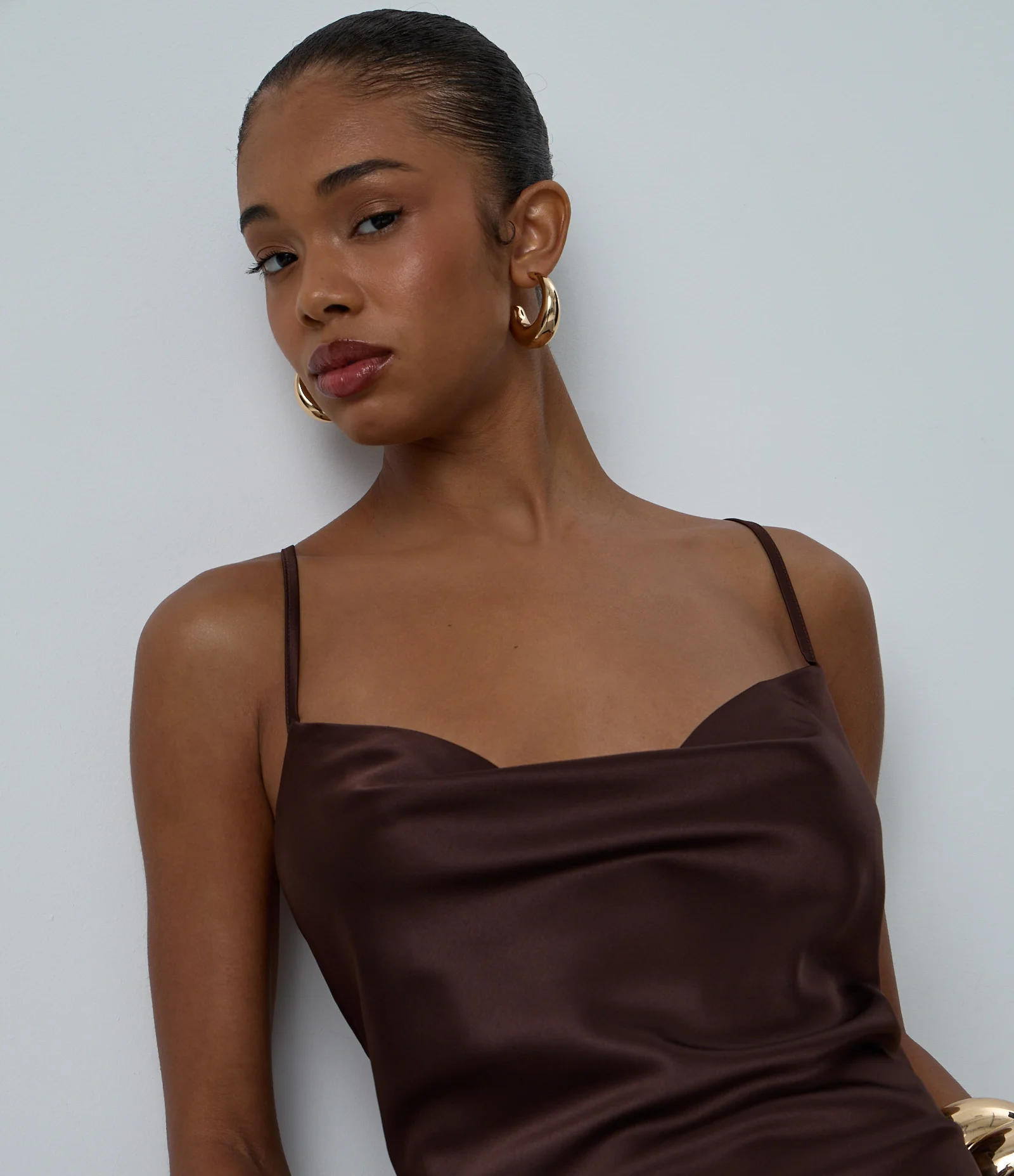 Vestido Long Midi em Cetim com Decote Degagê e Costas Abertas Marrom 2