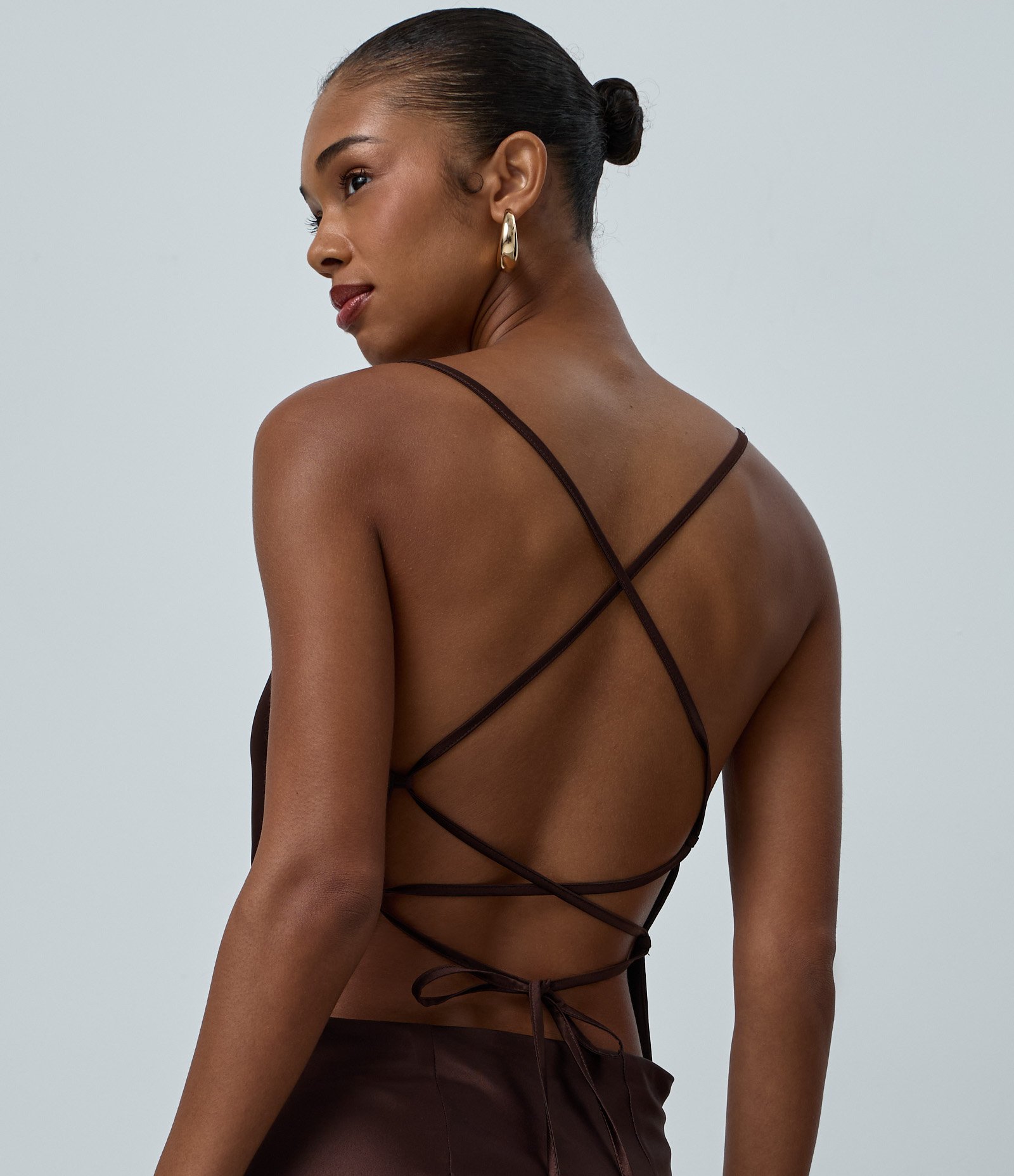 Vestido Long Midi em Cetim com Decote Degagê e Costas Abertas Marrom 3