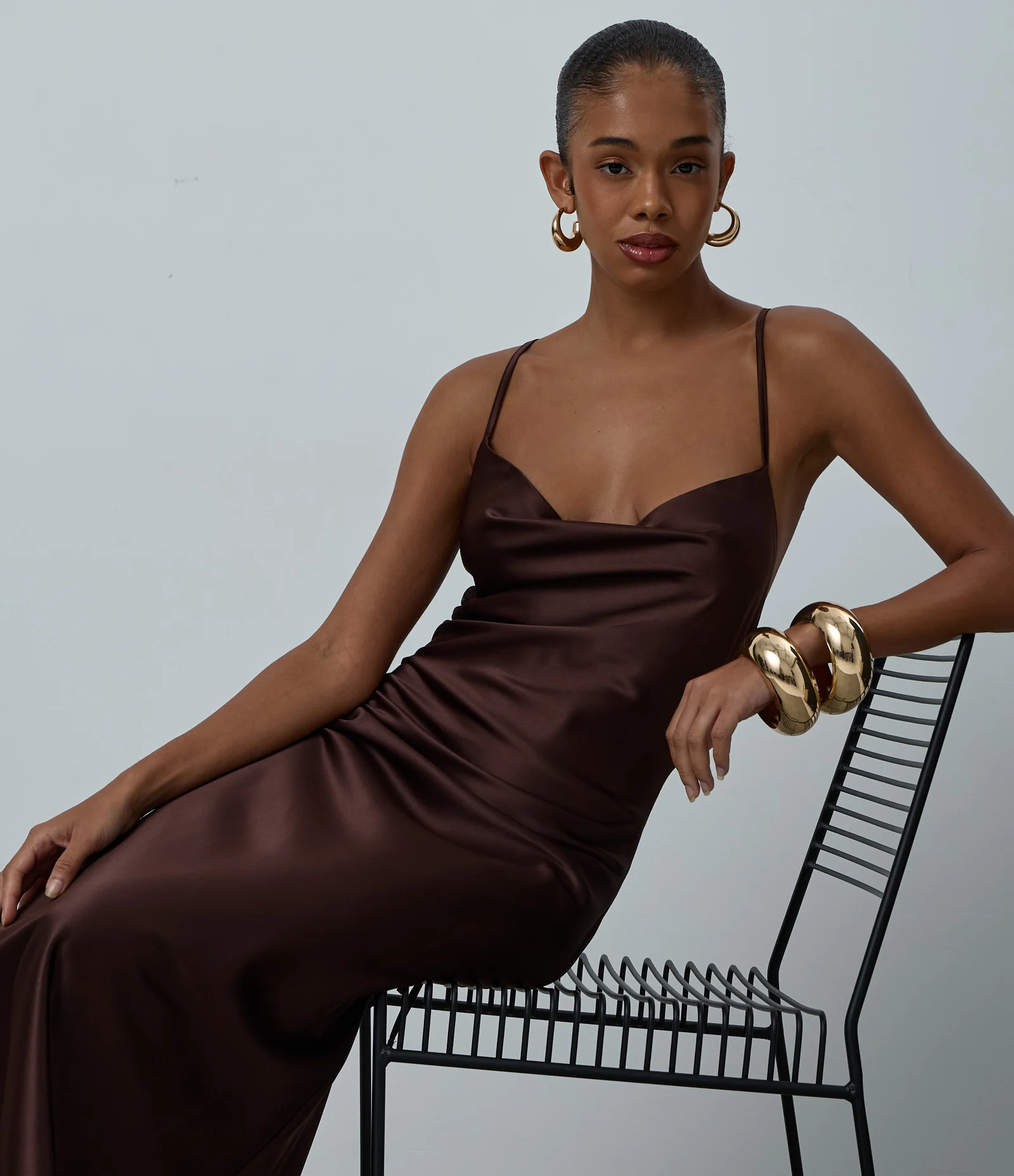 Vestido Long Midi em Cetim com Decote Degagê e Costas Abertas Marrom 4