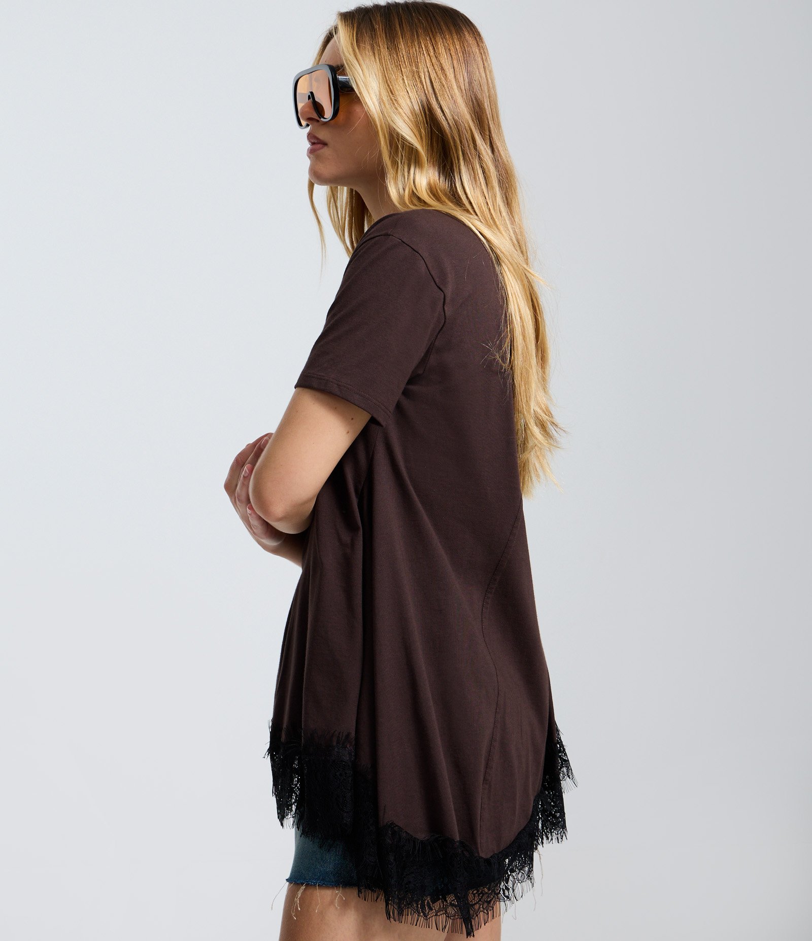 Camiseta com Recortes Assimétricos e Barra de Renda Marrom 3