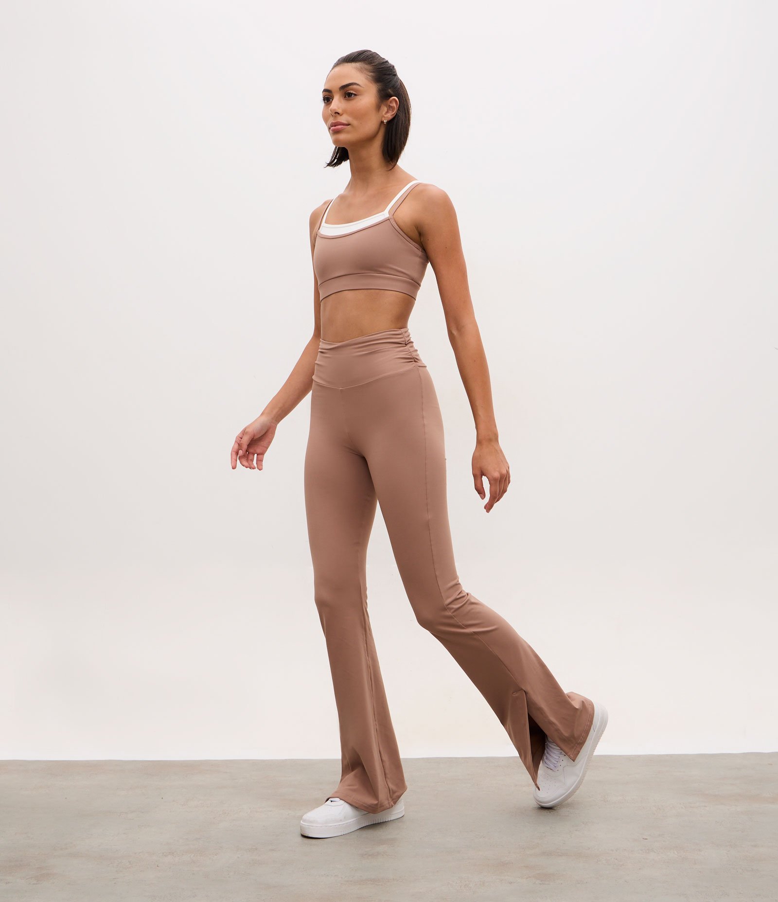 Calça Flare Esportiva com Franzido Lateral e Fenda na Barra Bege 1