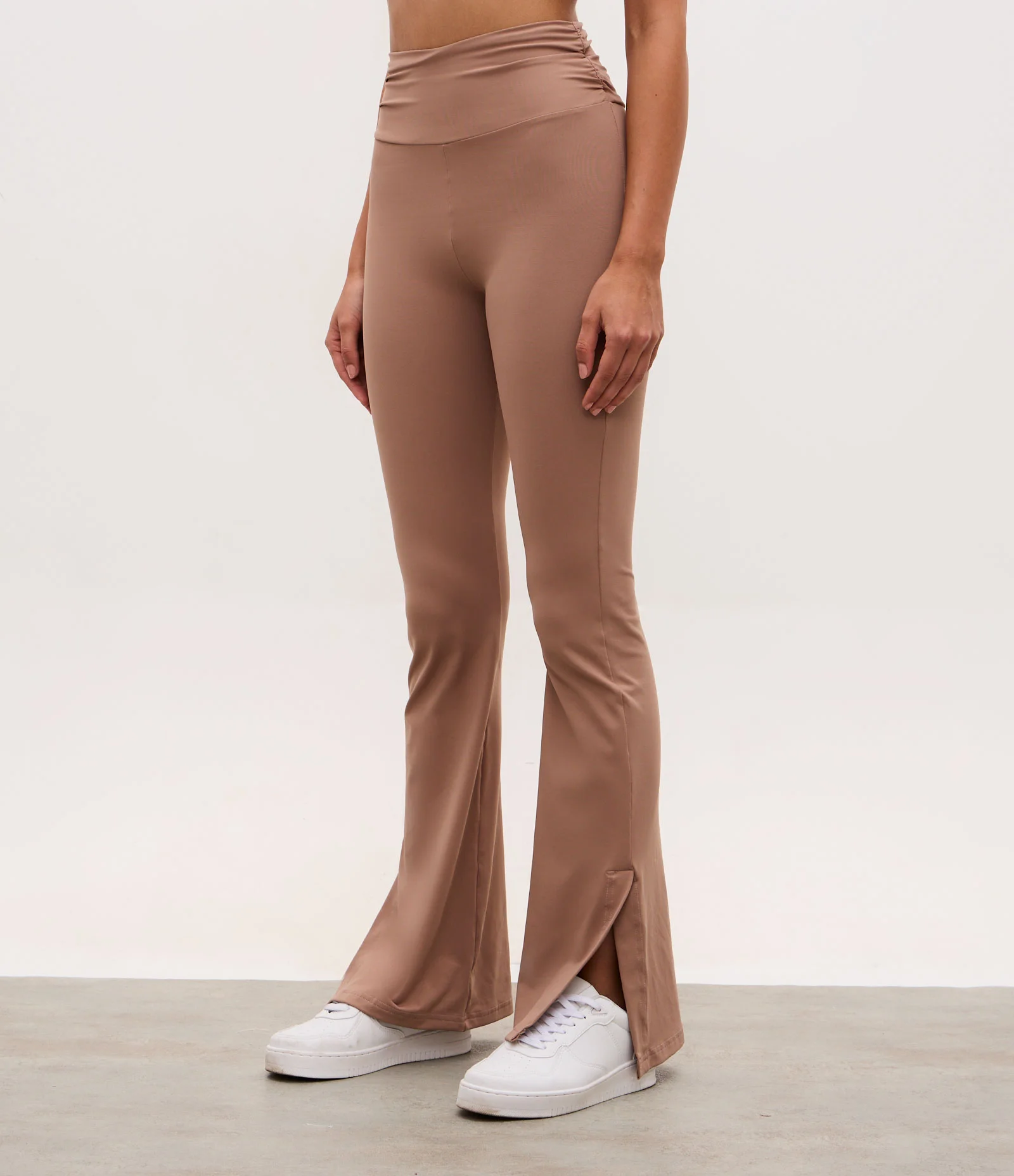 Calça Flare Esportiva com Franzido Lateral e Fenda na Barra Bege 2