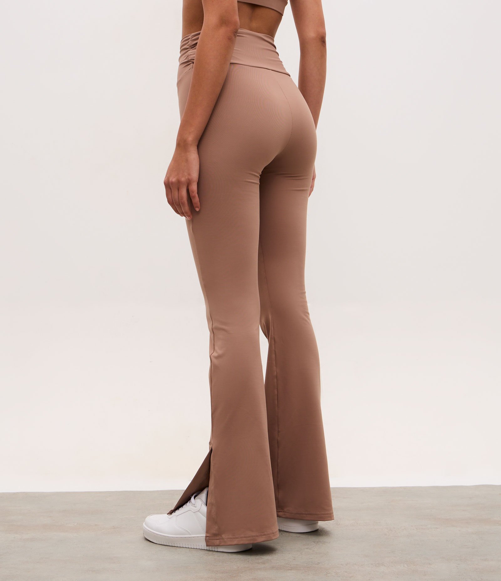 Calça Flare Esportiva com Franzido Lateral e Fenda na Barra Bege 4
