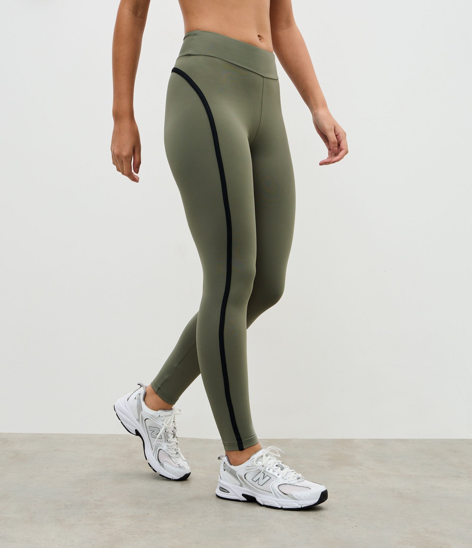 Calça Legging em Microfibra com Detalhe Contrastante Verde 2