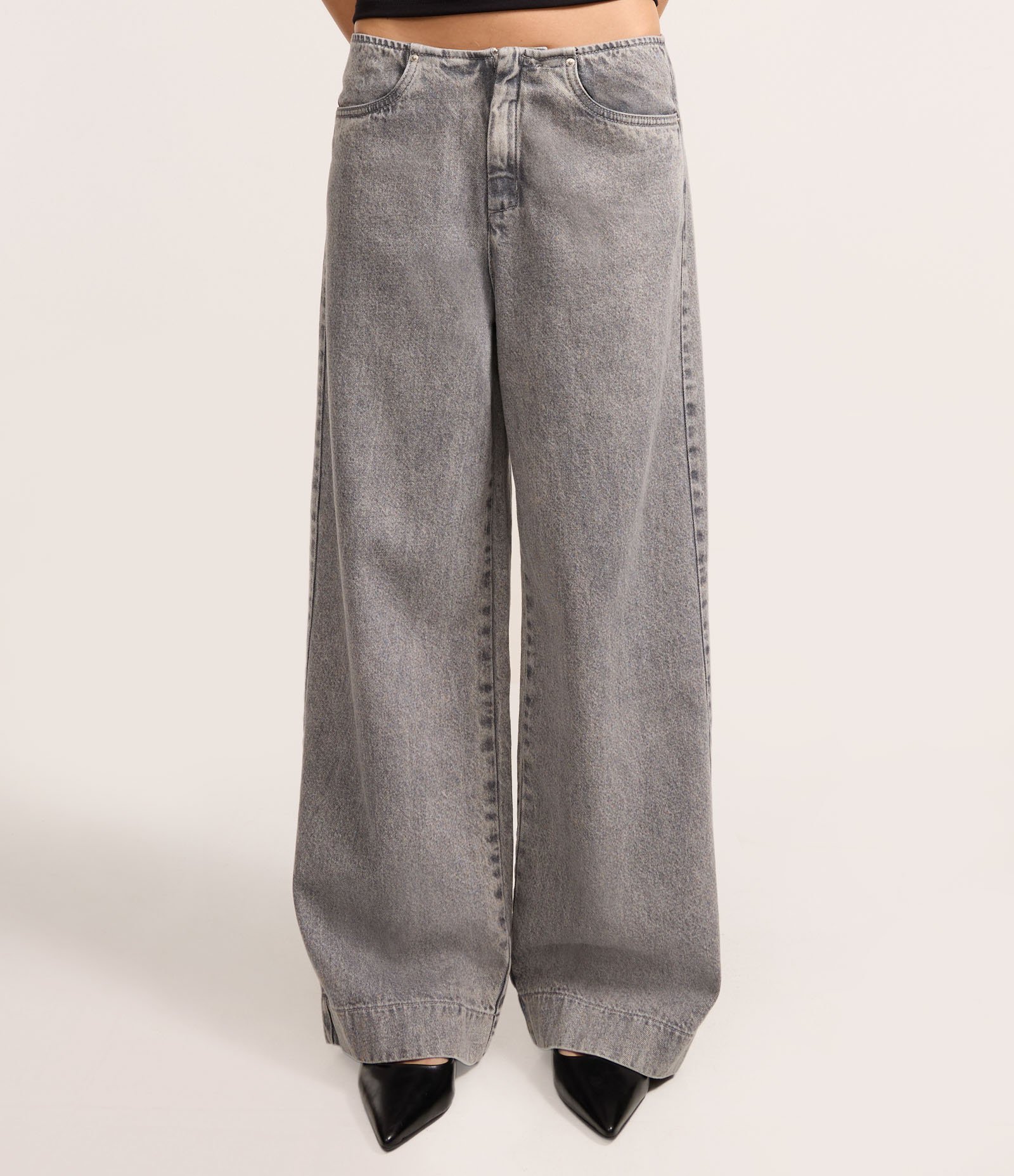 Calça Ampla Cintura Baixa em Jeans com Bolsos Cinza 2