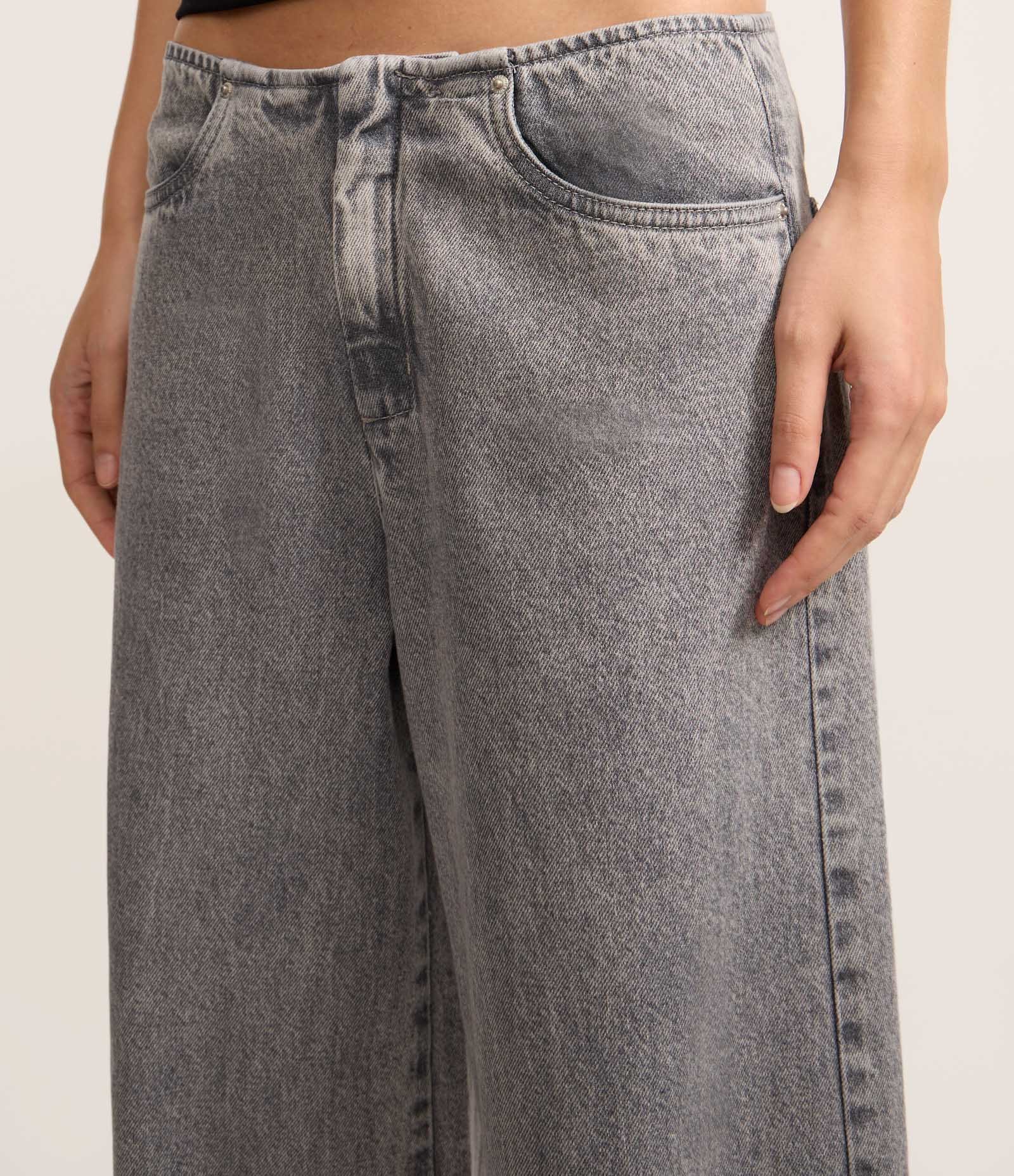 Calça Ampla Cintura Baixa em Jeans com Bolsos Cinza 3