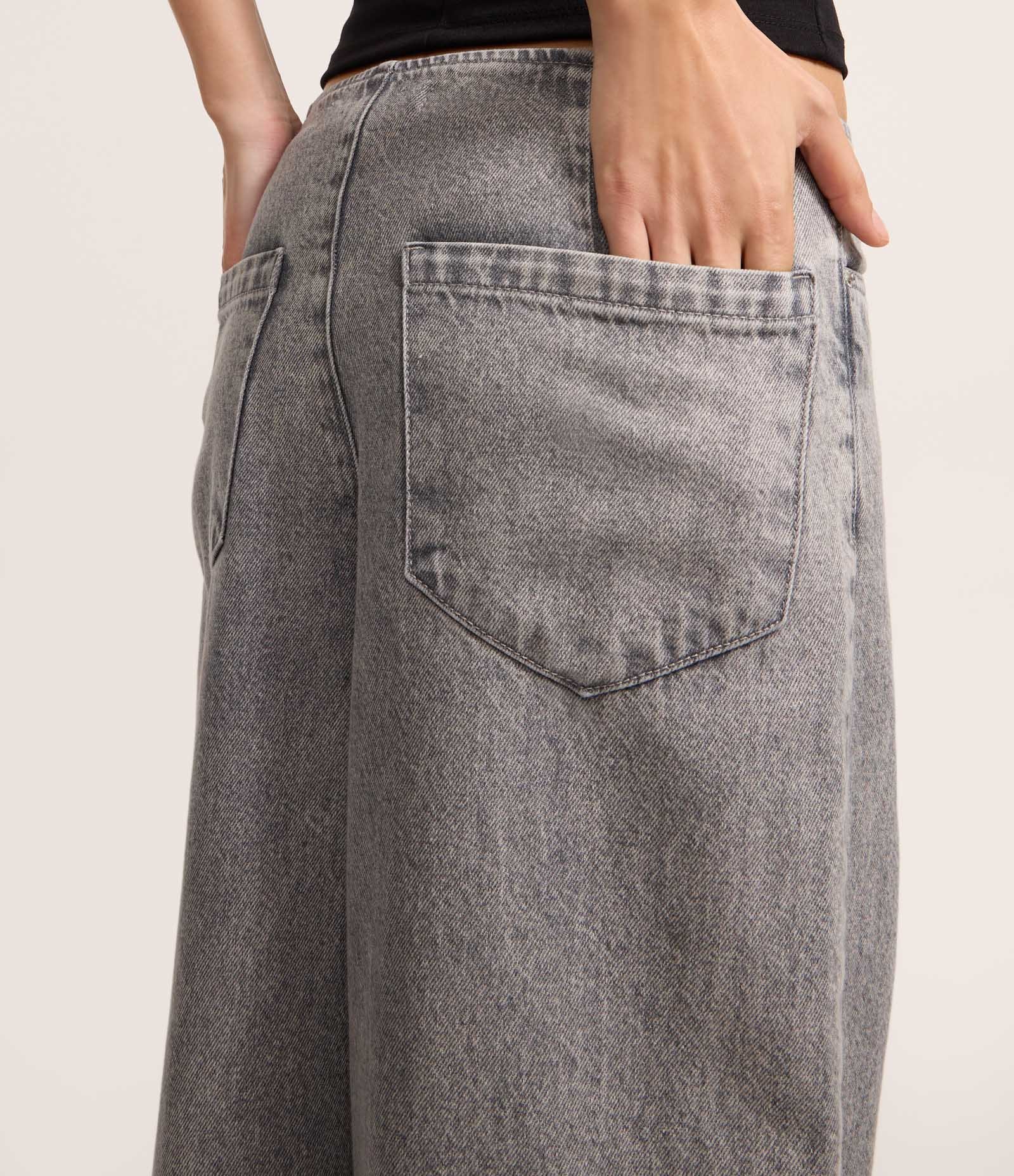 Calça Ampla Cintura Baixa em Jeans com Bolsos Cinza 4