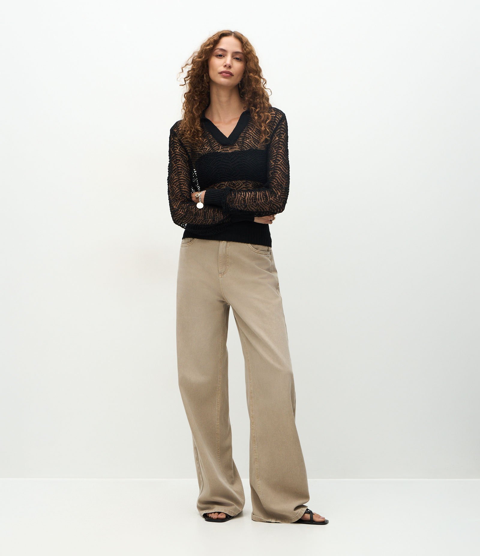 Blusa em Tricô com Gola Polo e Ponto Vazado Preto 2