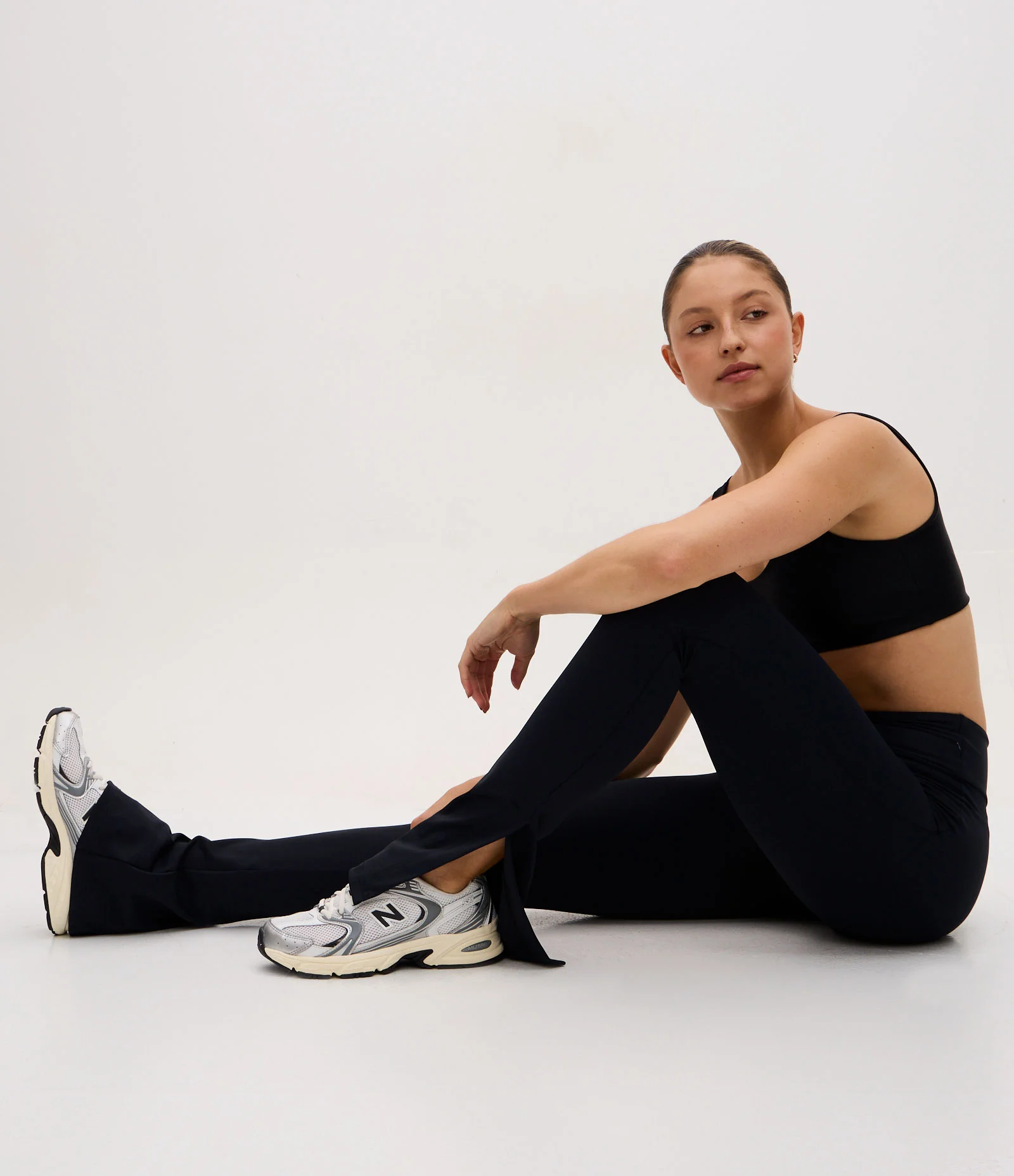 Calça Legging Flare Esportiva em Microfibra com Fenda Preto 1